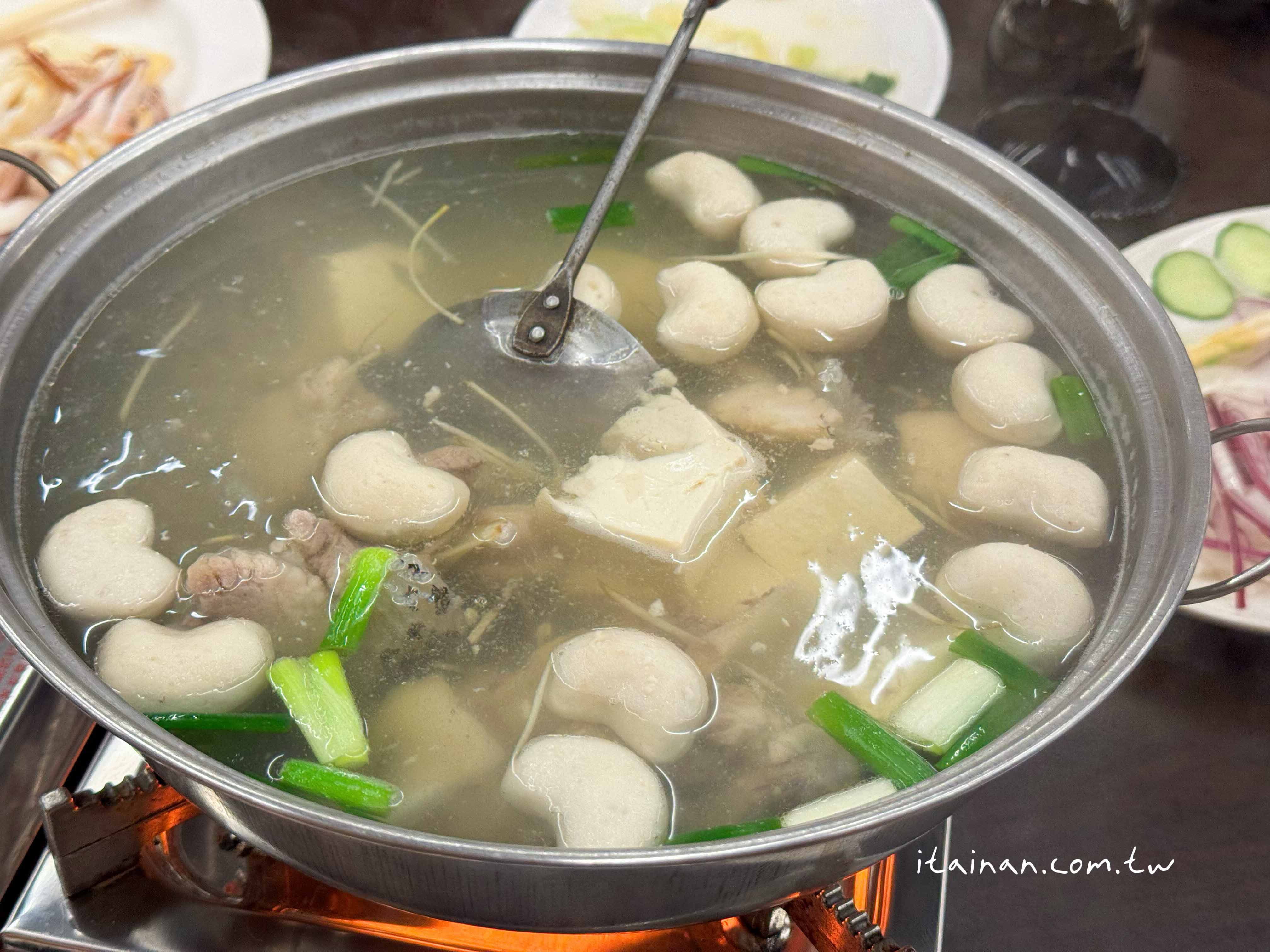 【台南海產店】招牌阿拉肉必點~老台南人都知道的40年老店「梅鑫海產店」無菜單海鮮熱炒、現撈食材、台味滿分!