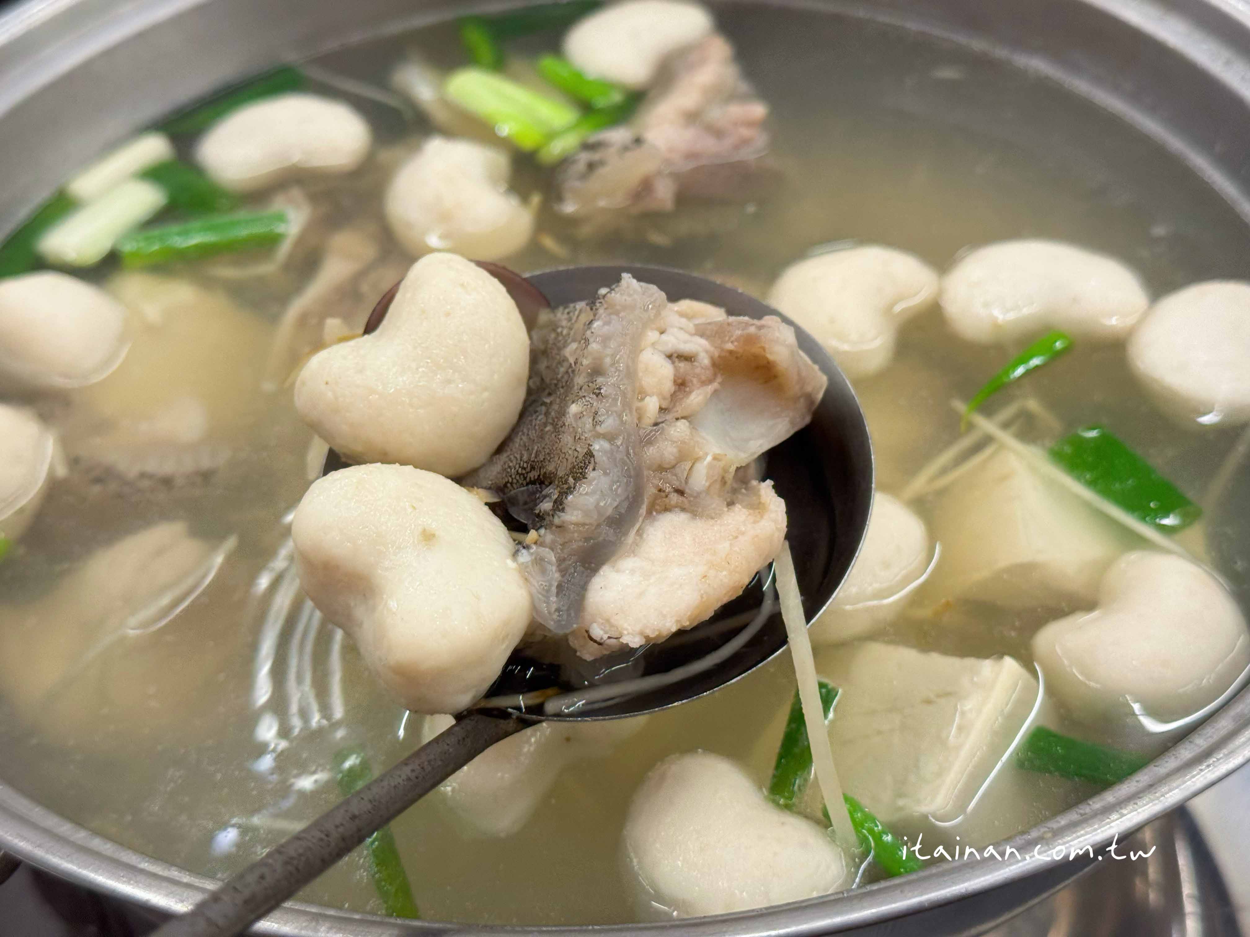 【台南海產店】招牌阿拉肉必點~老台南人都知道的40年老店「梅鑫海產店」無菜單海鮮熱炒、現撈食材、台味滿分!