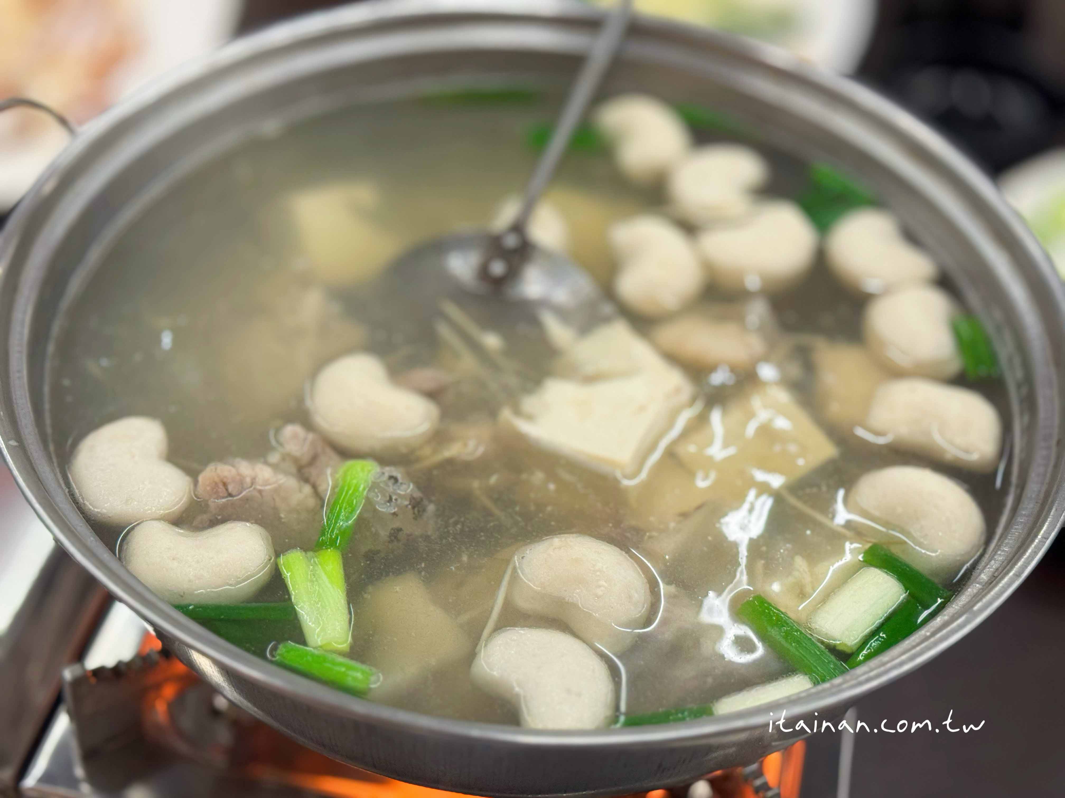 【台南海產店】招牌阿拉肉必點~老台南人都知道的40年老店「梅鑫海產店」無菜單海鮮熱炒、現撈食材、台味滿分!