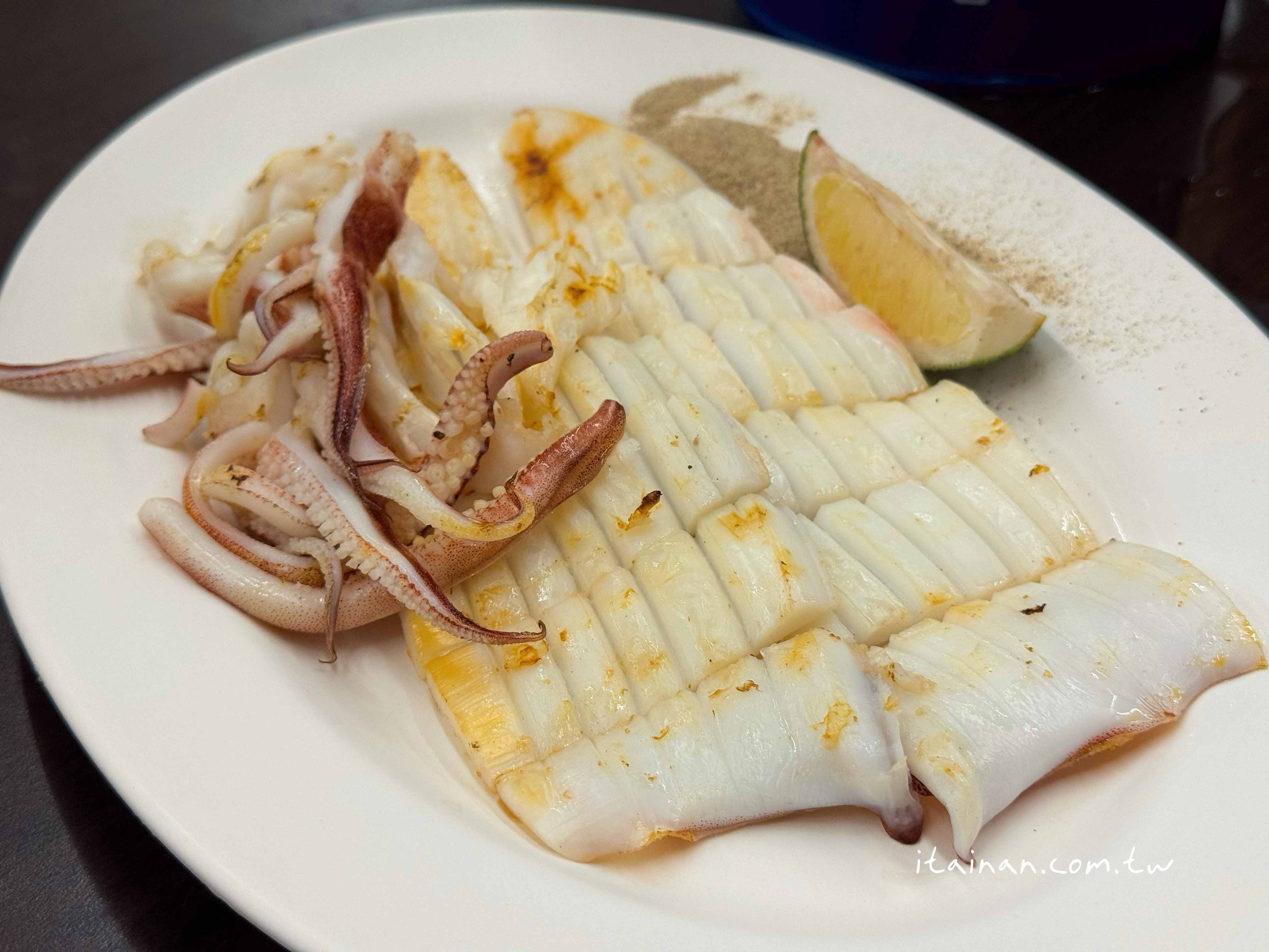 【台南海產店】招牌阿拉肉必點~老台南人都知道的40年老店「梅鑫海產店」無菜單海鮮熱炒、現撈食材、台味滿分!