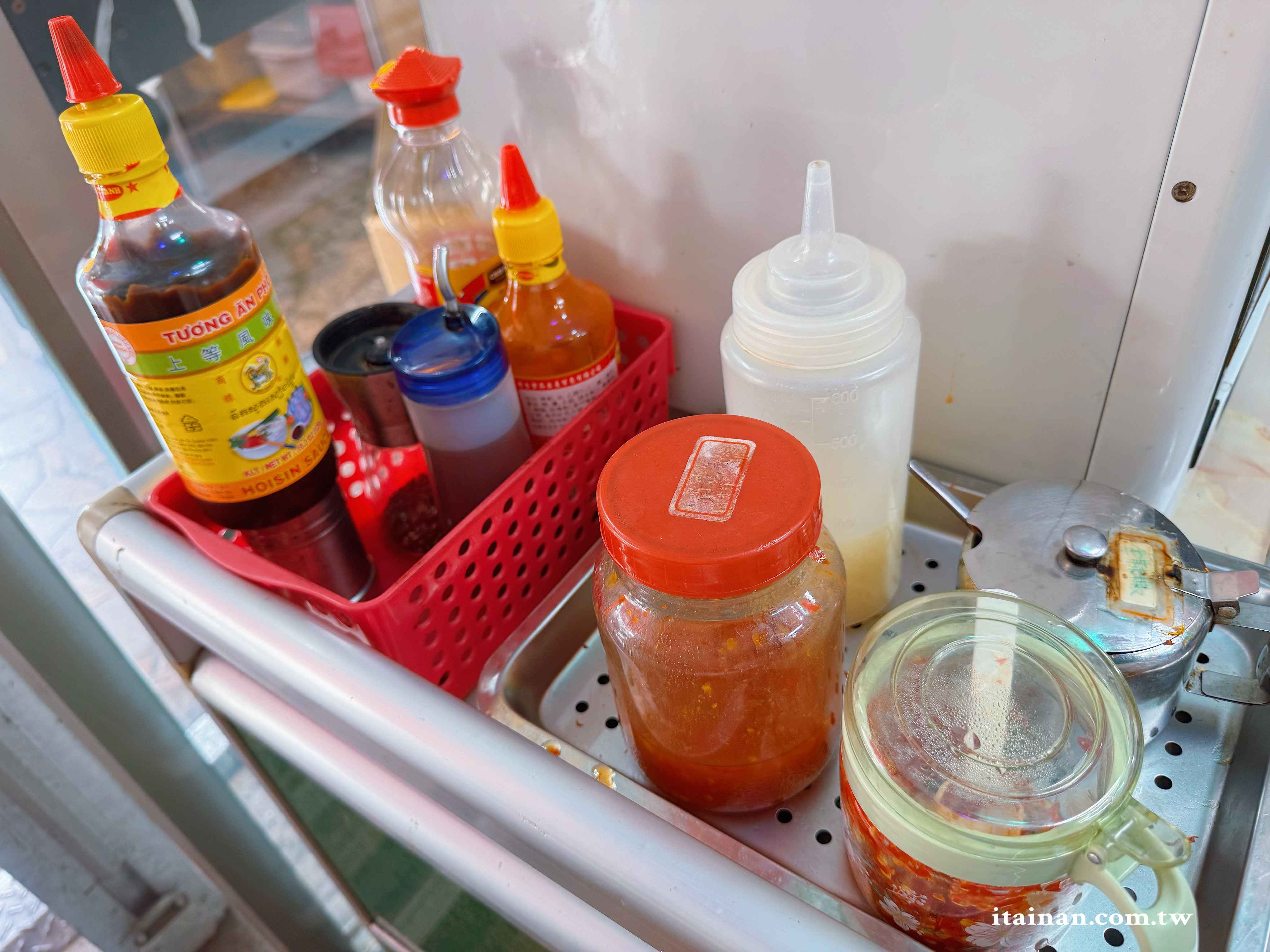 台南人氣越泰料理~炸春捲、炒海鮮雞蛋麵、牛肉河粉、涼拌青木瓜絲一次吃齊「東郭小卷河粉」越珍軒東郭越泰美食 台南人氣越泰料理~炸春捲、炒海鮮雞蛋麵、牛肉河粉、涼拌青木瓜絲一次吃齊「東郭小卷河粉」越珍軒東郭越泰美食