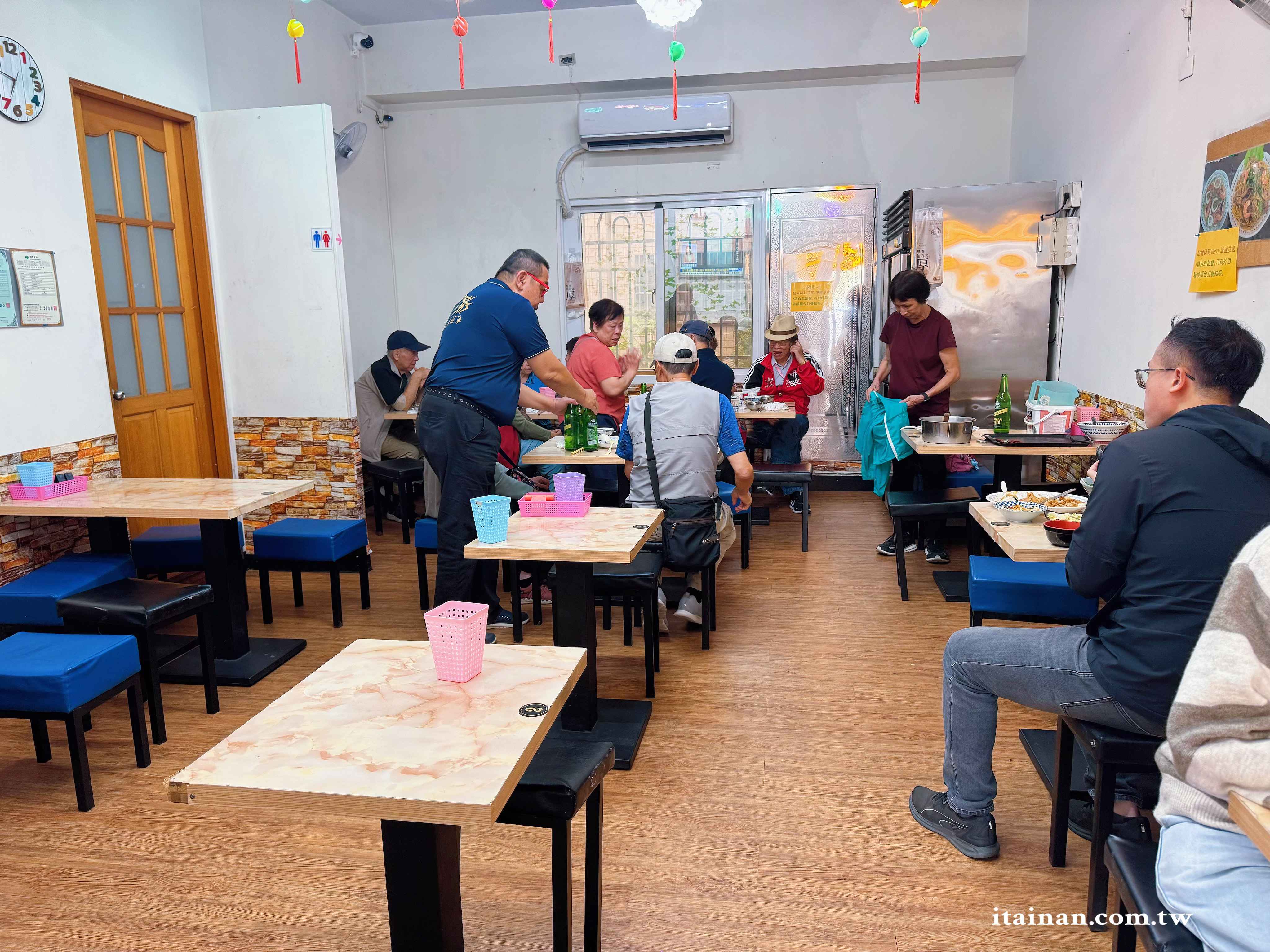 台南人氣越泰料理~炸春捲、炒海鮮雞蛋麵、牛肉河粉、涼拌青木瓜絲一次吃齊「東郭小卷河粉」越珍軒東郭越泰美食 台南人氣越泰料理~炸春捲、炒海鮮雞蛋麵、牛肉河粉、涼拌青木瓜絲一次吃齊「東郭小卷河粉」越珍軒東郭越泰美食