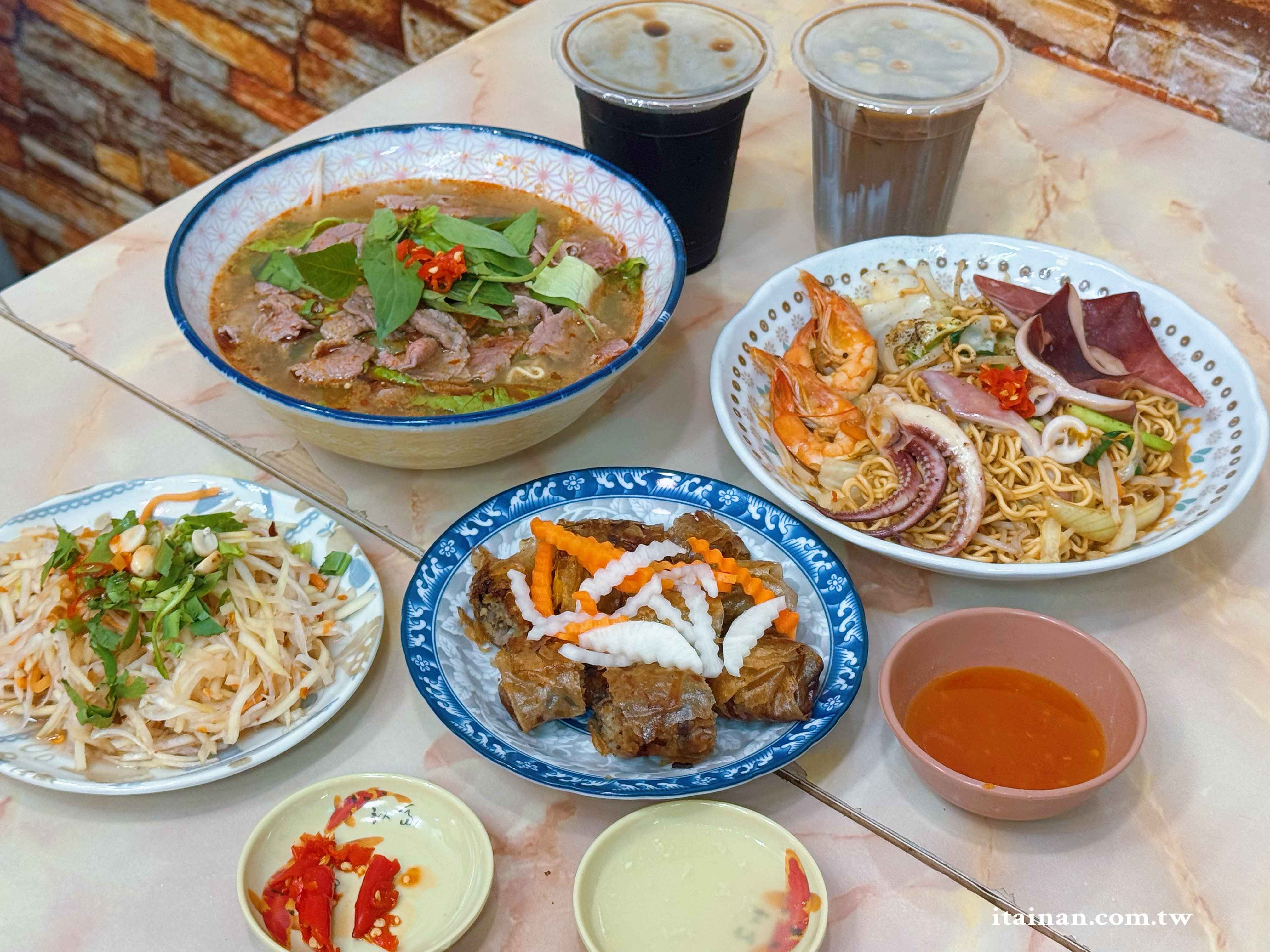 台南人氣越泰料理~炸春捲、炒海鮮雞蛋麵、牛肉河粉、涼拌青木瓜絲一次吃齊「東郭小卷河粉」越珍軒東郭越泰美食 台南人氣越泰料理~炸春捲、炒海鮮雞蛋麵、牛肉河粉、涼拌青木瓜絲一次吃齊「東郭小卷河粉」越珍軒東郭越泰美食