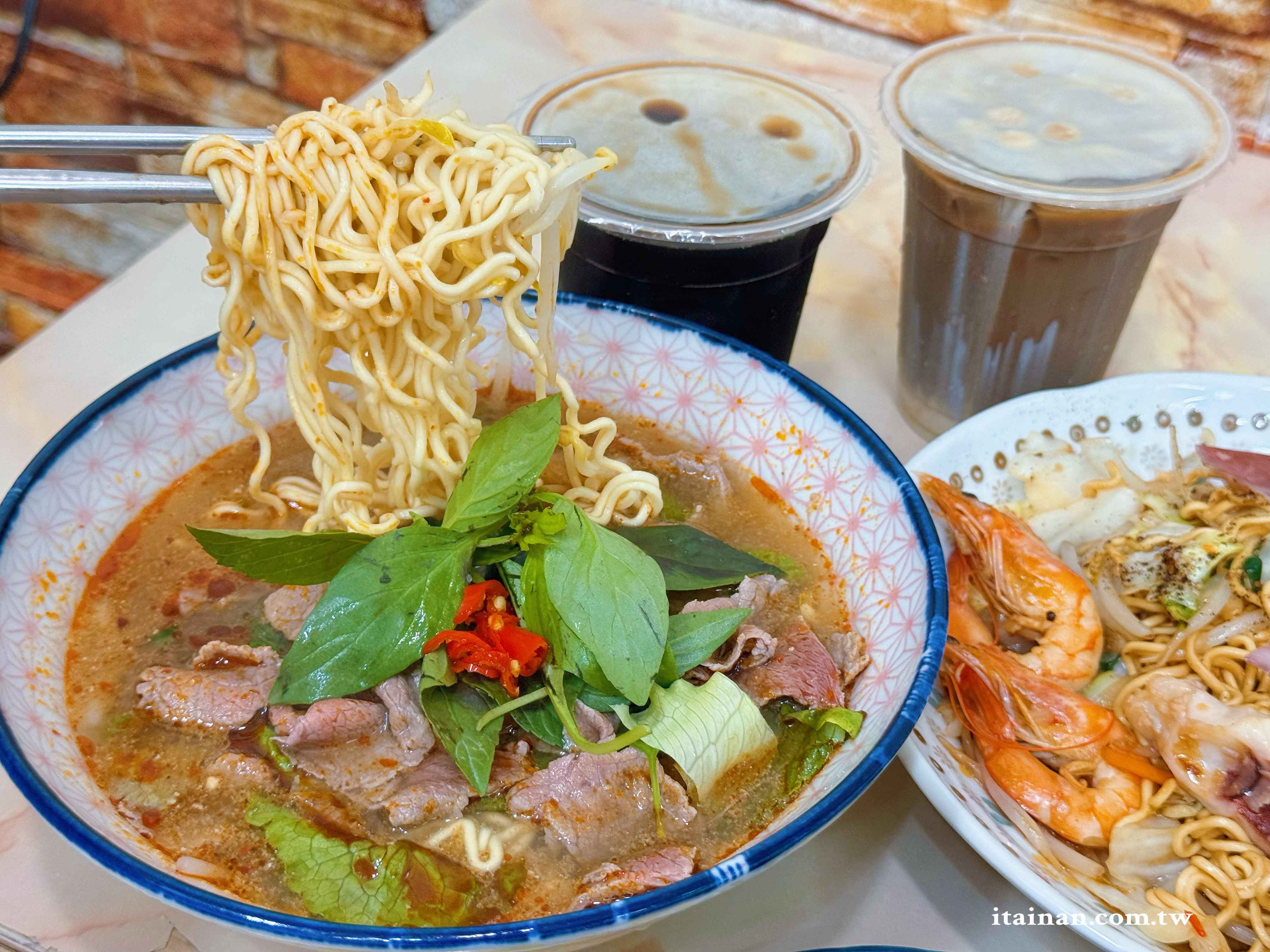 台南人氣越泰料理~炸春捲、炒海鮮雞蛋麵、牛肉河粉、涼拌青木瓜絲一次吃齊「東郭小卷河粉」越珍軒東郭越泰美食