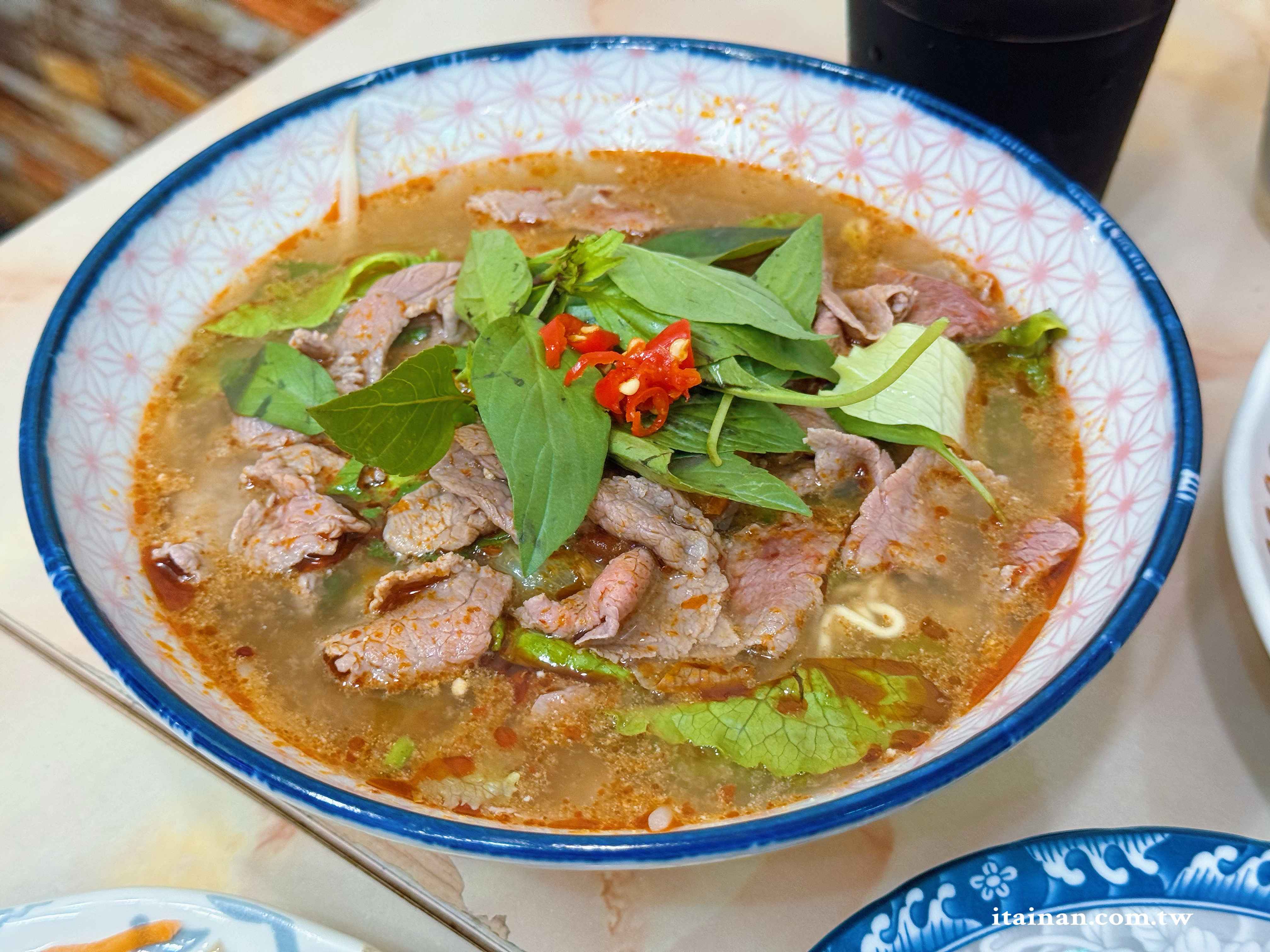 台南人氣越泰料理~炸春捲、炒海鮮雞蛋麵、牛肉河粉、涼拌青木瓜絲一次吃齊「東郭小卷河粉」越珍軒東郭越泰美食 台南人氣越泰料理~炸春捲、炒海鮮雞蛋麵、牛肉河粉、涼拌青木瓜絲一次吃齊「東郭小卷河粉」越珍軒東郭越泰美食