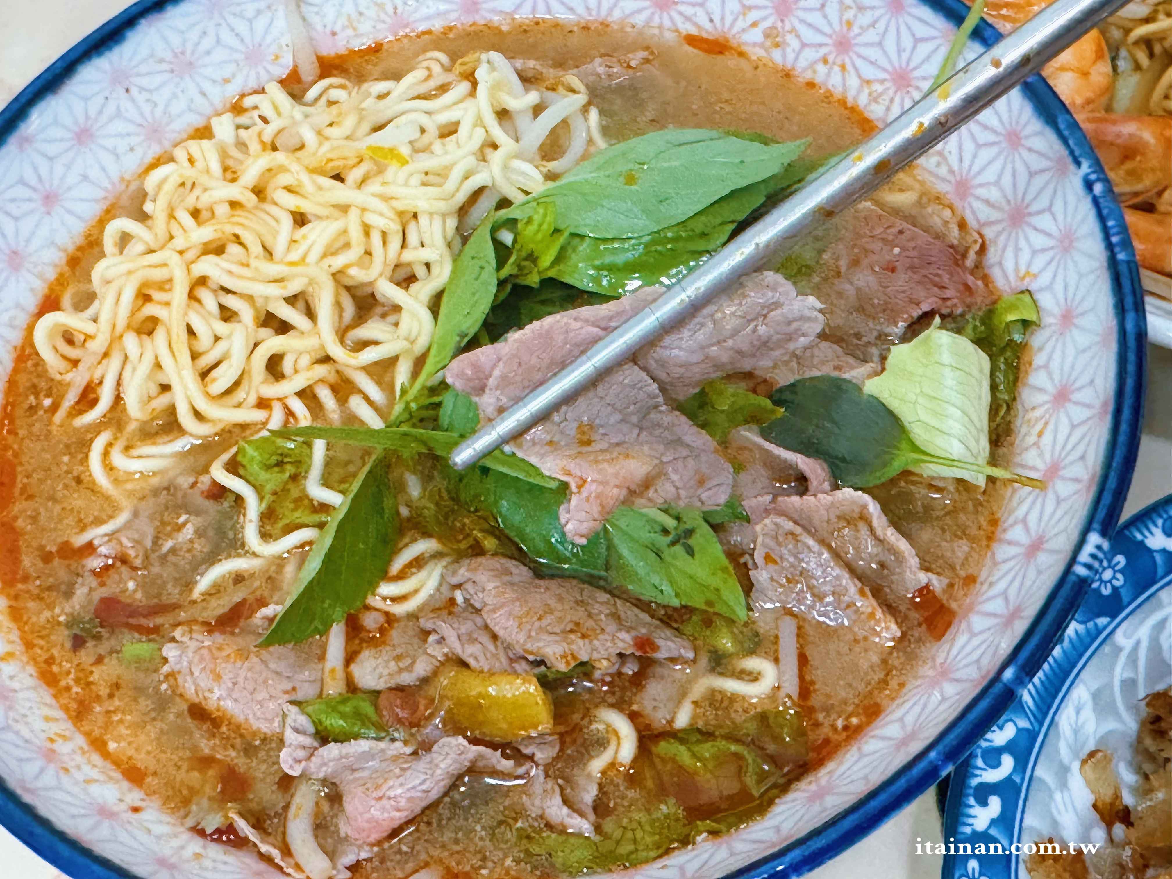 台南人氣越泰料理~炸春捲、炒海鮮雞蛋麵、牛肉河粉、涼拌青木瓜絲一次吃齊「東郭小卷河粉」越珍軒東郭越泰美食 台南人氣越泰料理~炸春捲、炒海鮮雞蛋麵、牛肉河粉、涼拌青木瓜絲一次吃齊「東郭小卷河粉」越珍軒東郭越泰美食