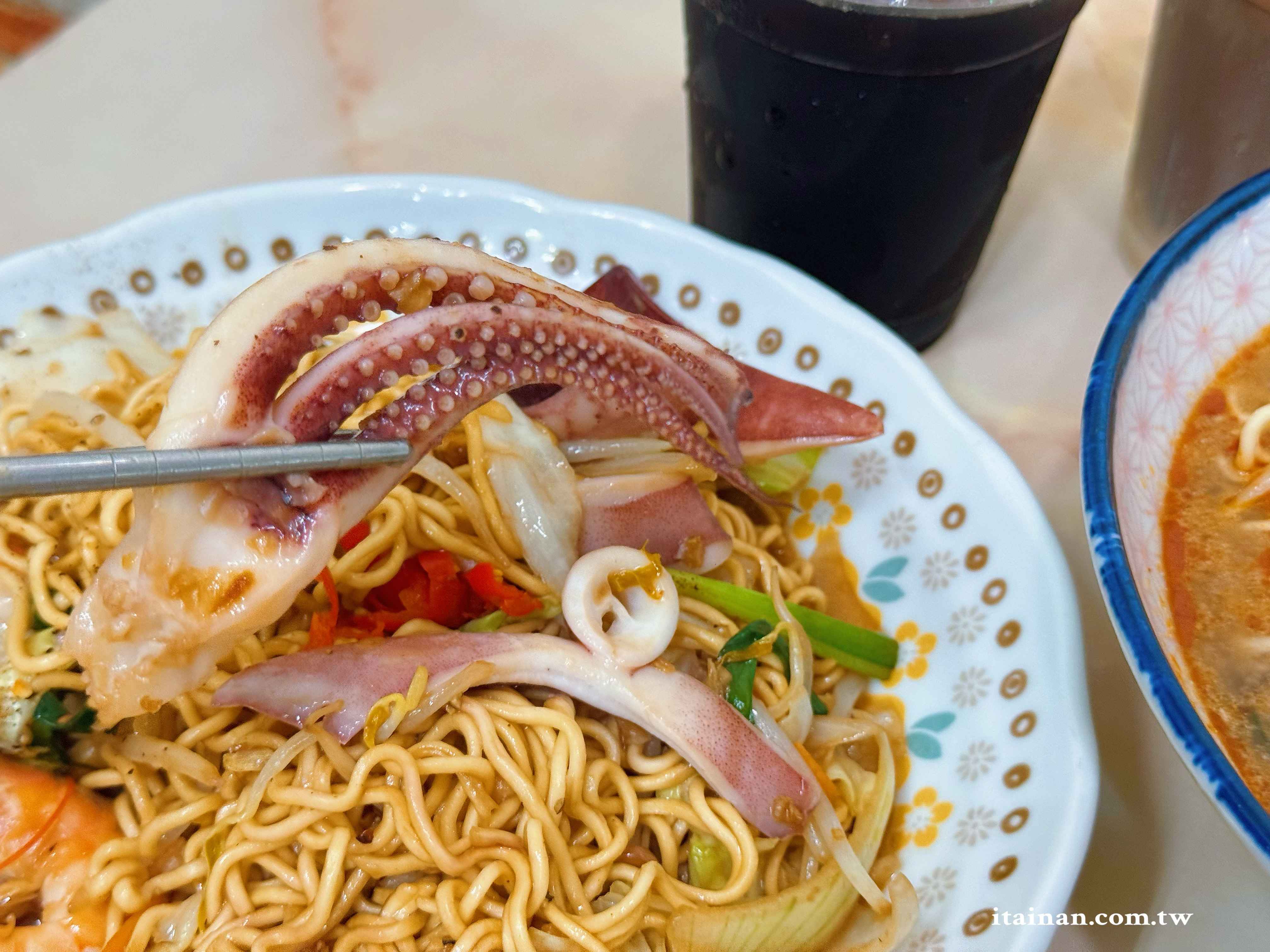 台南人氣越泰料理~炸春捲、炒海鮮雞蛋麵、牛肉河粉、涼拌青木瓜絲一次吃齊「東郭小卷河粉」越珍軒東郭越泰美食