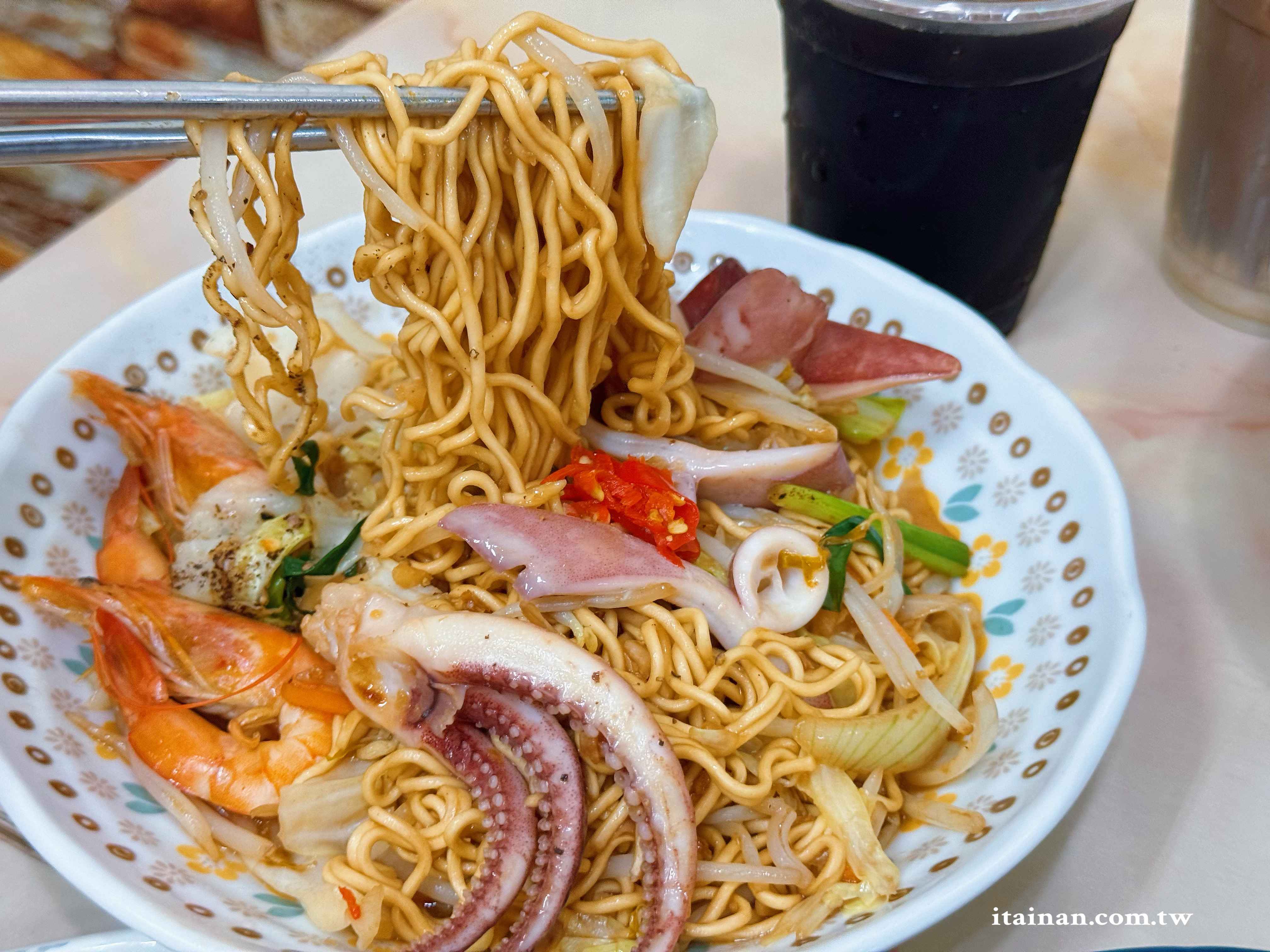 台南人氣越泰料理~炸春捲、炒海鮮雞蛋麵、牛肉河粉、涼拌青木瓜絲一次吃齊「東郭小卷河粉」越珍軒東郭越泰美食 台南人氣越泰料理~炸春捲、炒海鮮雞蛋麵、牛肉河粉、涼拌青木瓜絲一次吃齊「東郭小卷河粉」越珍軒東郭越泰美食