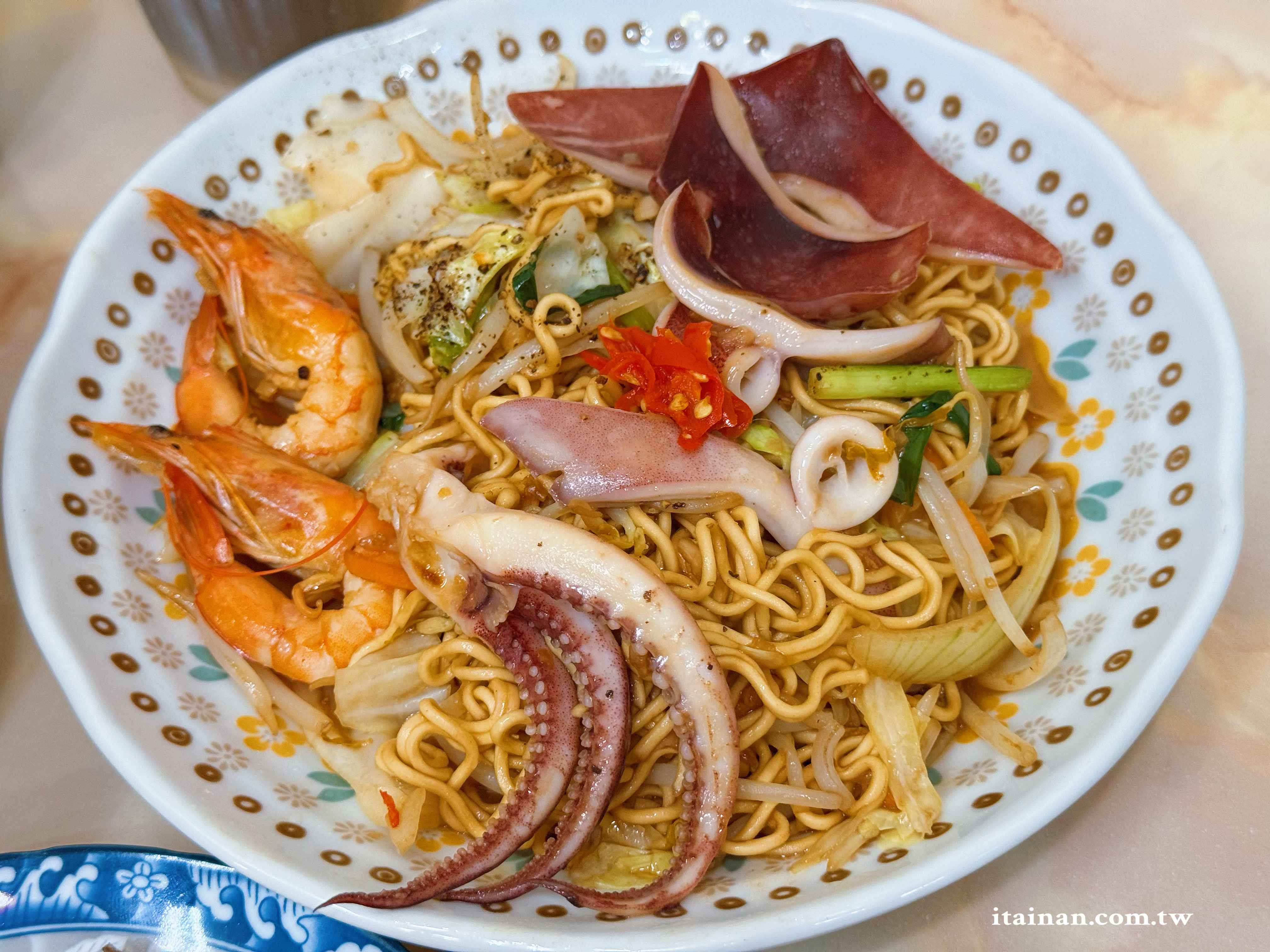 台南人氣越泰料理~炸春捲、炒海鮮雞蛋麵、牛肉河粉、涼拌青木瓜絲一次吃齊「東郭小卷河粉」越珍軒東郭越泰美食 台南人氣越泰料理~炸春捲、炒海鮮雞蛋麵、牛肉河粉、涼拌青木瓜絲一次吃齊「東郭小卷河粉」越珍軒東郭越泰美食