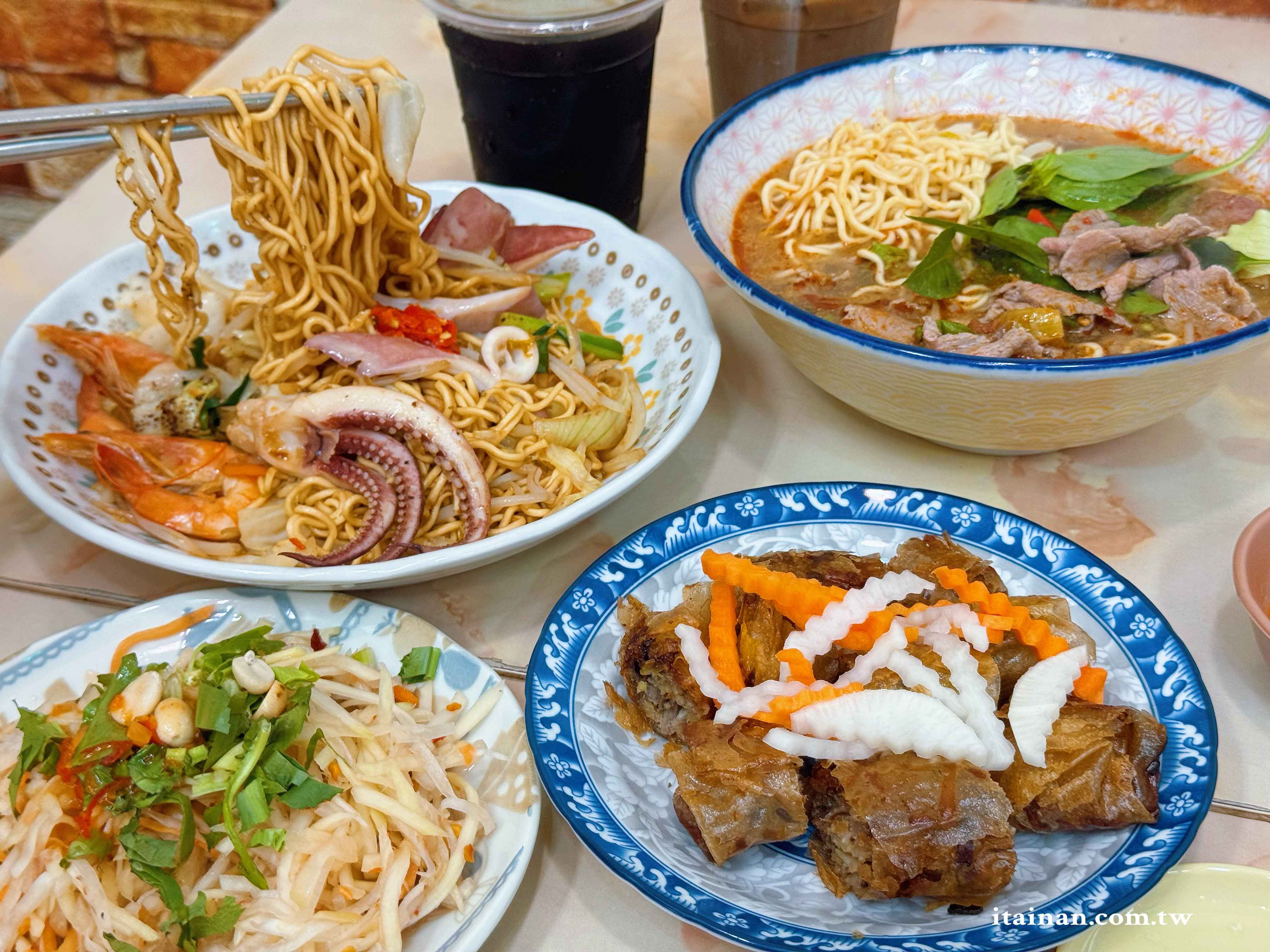 台南人氣越泰料理~炸春捲、炒海鮮雞蛋麵、牛肉河粉、涼拌青木瓜絲一次吃齊「東郭小卷河粉」越珍軒東郭越泰美食 台南人氣越泰料理~炸春捲、炒海鮮雞蛋麵、牛肉河粉、涼拌青木瓜絲一次吃齊「東郭小卷河粉」越珍軒東郭越泰美食