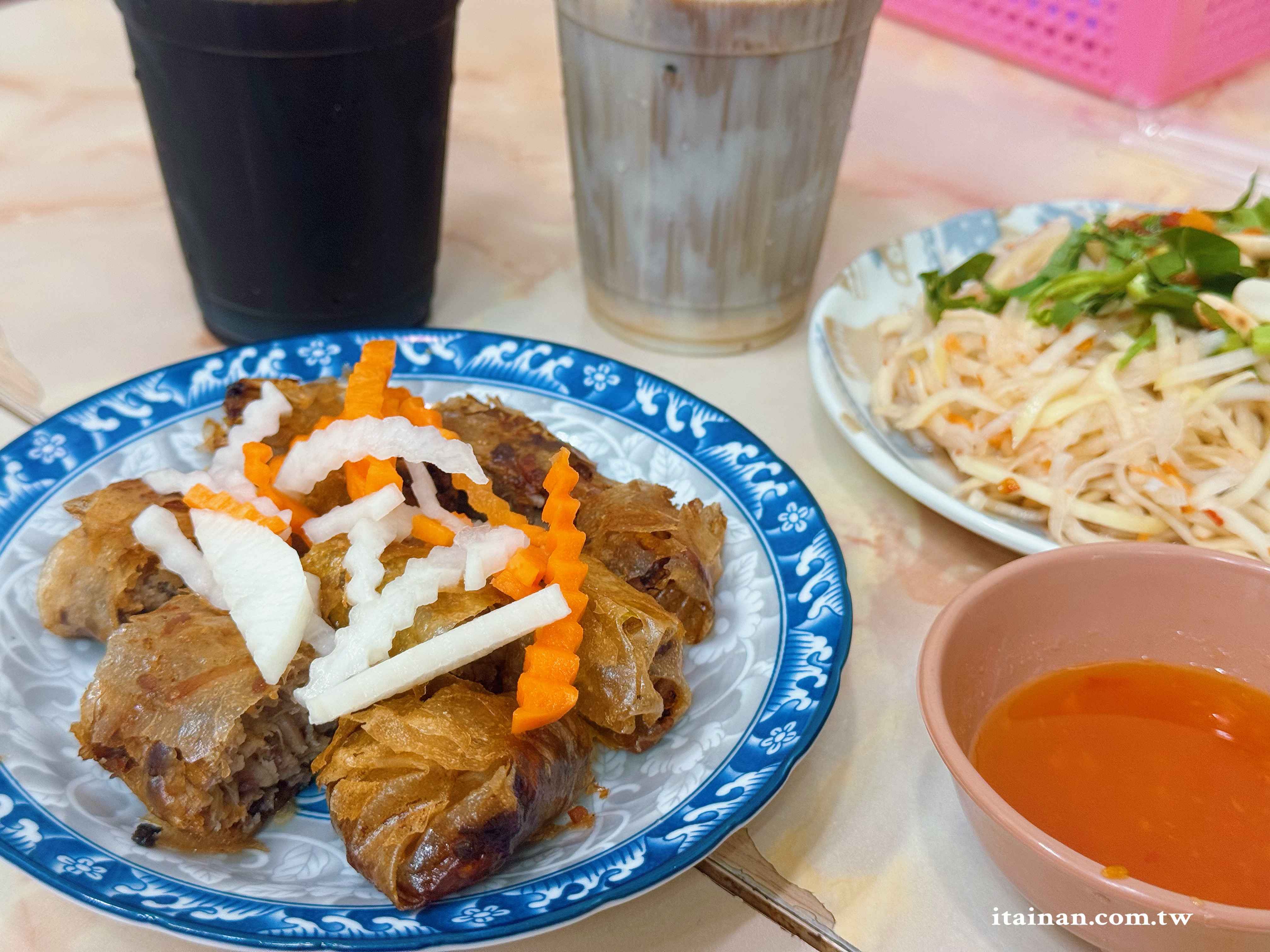 台南人氣越泰料理~炸春捲、炒海鮮雞蛋麵、牛肉河粉、涼拌青木瓜絲一次吃齊「東郭小卷河粉」越珍軒東郭越泰美食 台南人氣越泰料理~炸春捲、炒海鮮雞蛋麵、牛肉河粉、涼拌青木瓜絲一次吃齊「東郭小卷河粉」越珍軒東郭越泰美食