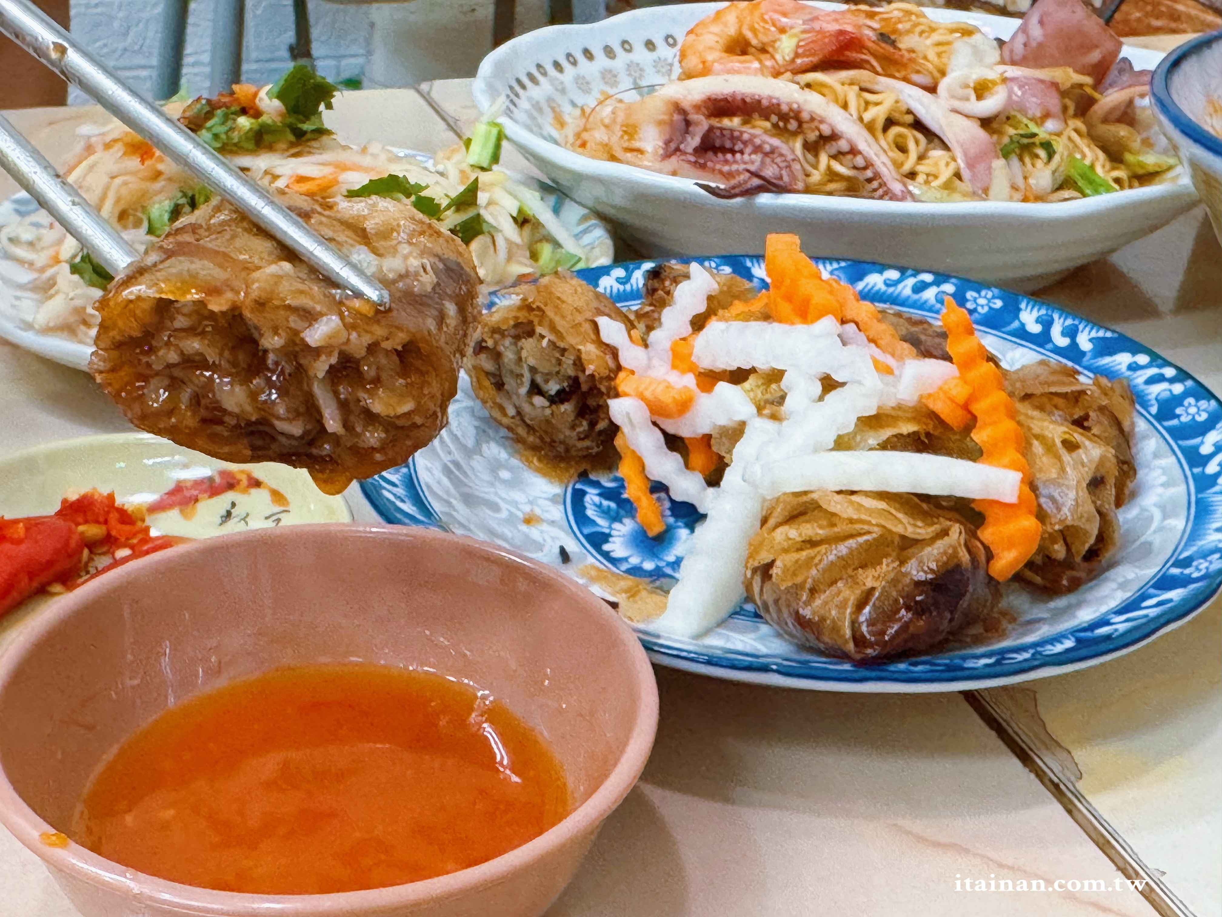 台南人氣越泰料理~炸春捲、炒海鮮雞蛋麵、牛肉河粉、涼拌青木瓜絲一次吃齊「東郭小卷河粉」越珍軒東郭越泰美食 台南人氣越泰料理~炸春捲、炒海鮮雞蛋麵、牛肉河粉、涼拌青木瓜絲一次吃齊「東郭小卷河粉」越珍軒東郭越泰美食