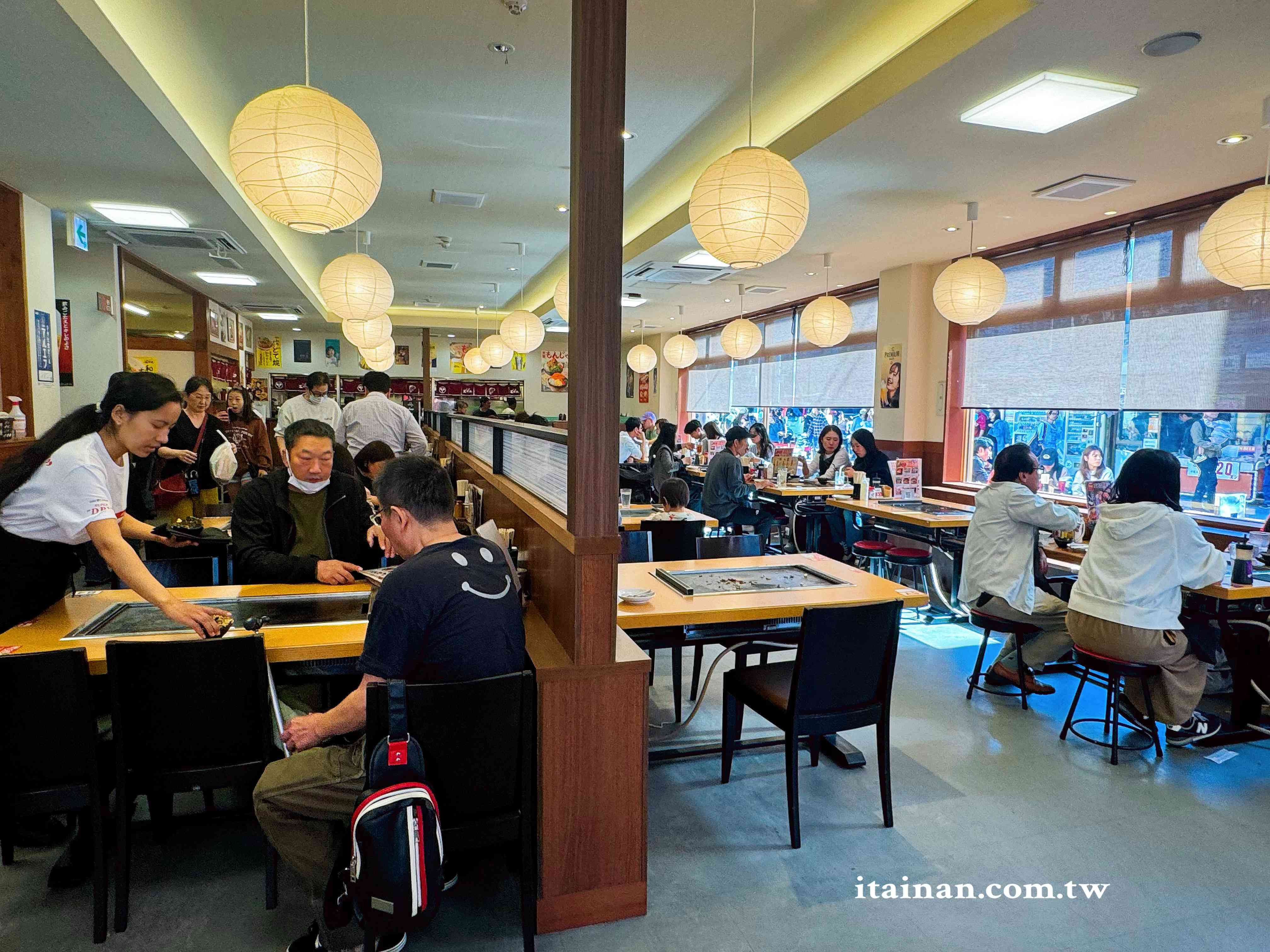 【大阪美食推薦】一次玩味大阪粉物文化~串炸＋文字燒一次滿足，還能自己 DIY 真有趣「新世界串かつ・大阪もんじゃ焼 初代エビス」