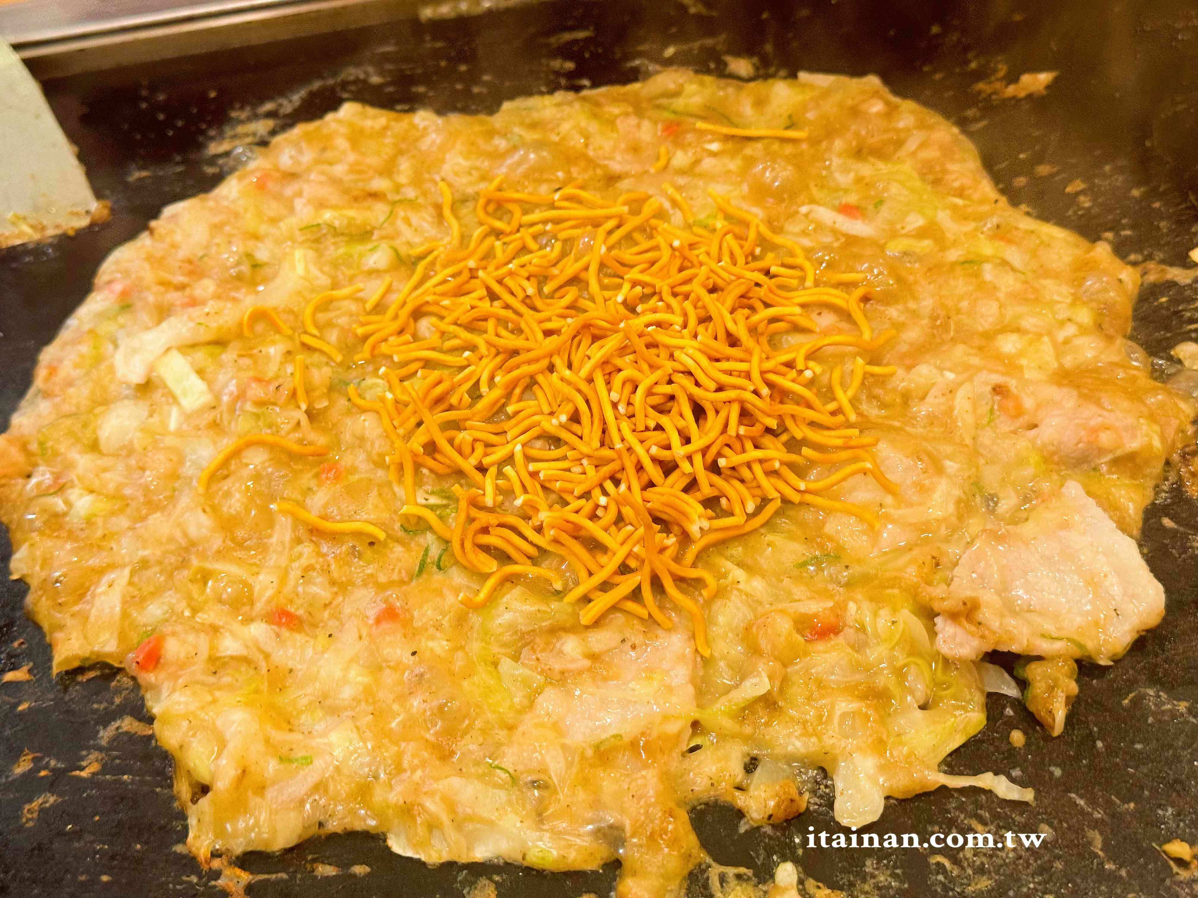 【大阪美食推薦】一次玩味大阪粉物文化~串炸＋文字燒一次滿足，還能自己 DIY 真有趣「新世界串かつ・大阪もんじゃ焼 初代エビス」