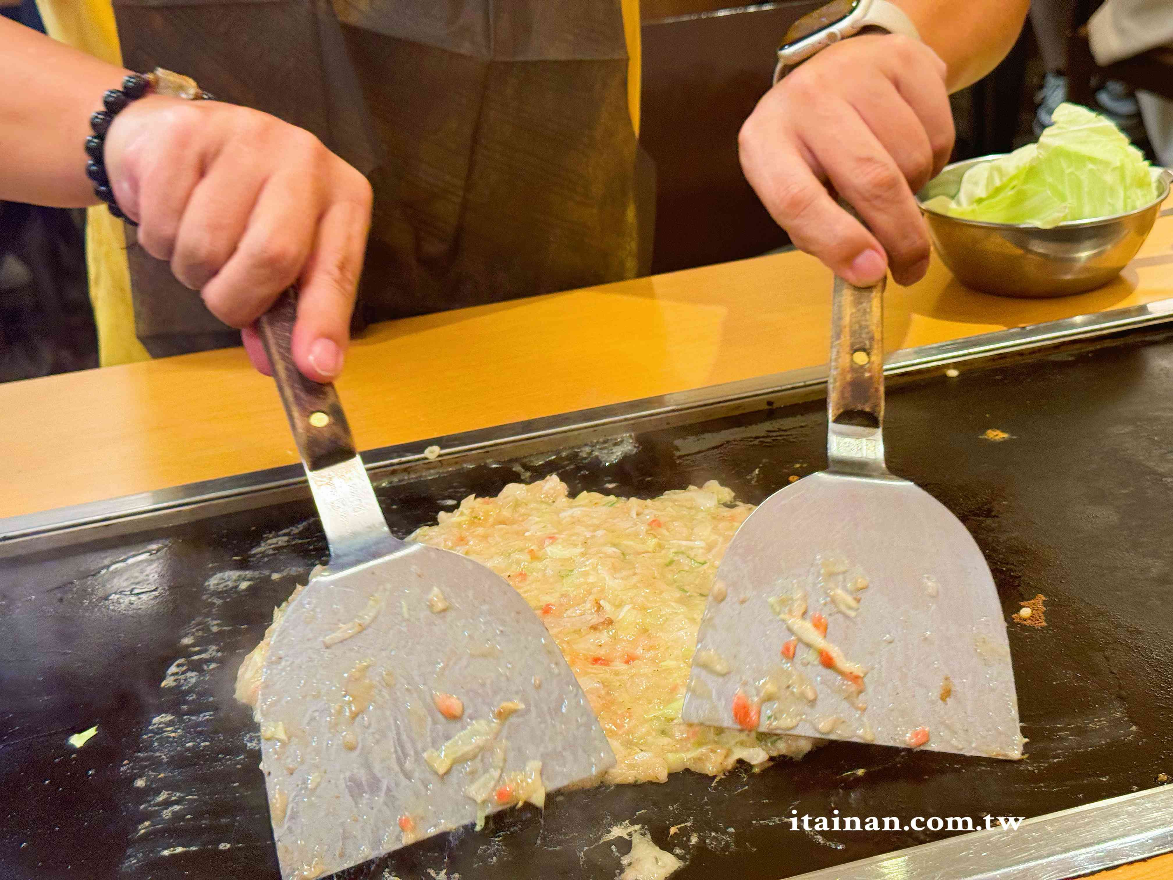 【大阪美食推薦】一次玩味大阪粉物文化~串炸＋文字燒一次滿足，還能自己 DIY 真有趣「新世界串かつ・大阪もんじゃ焼 初代エビス」