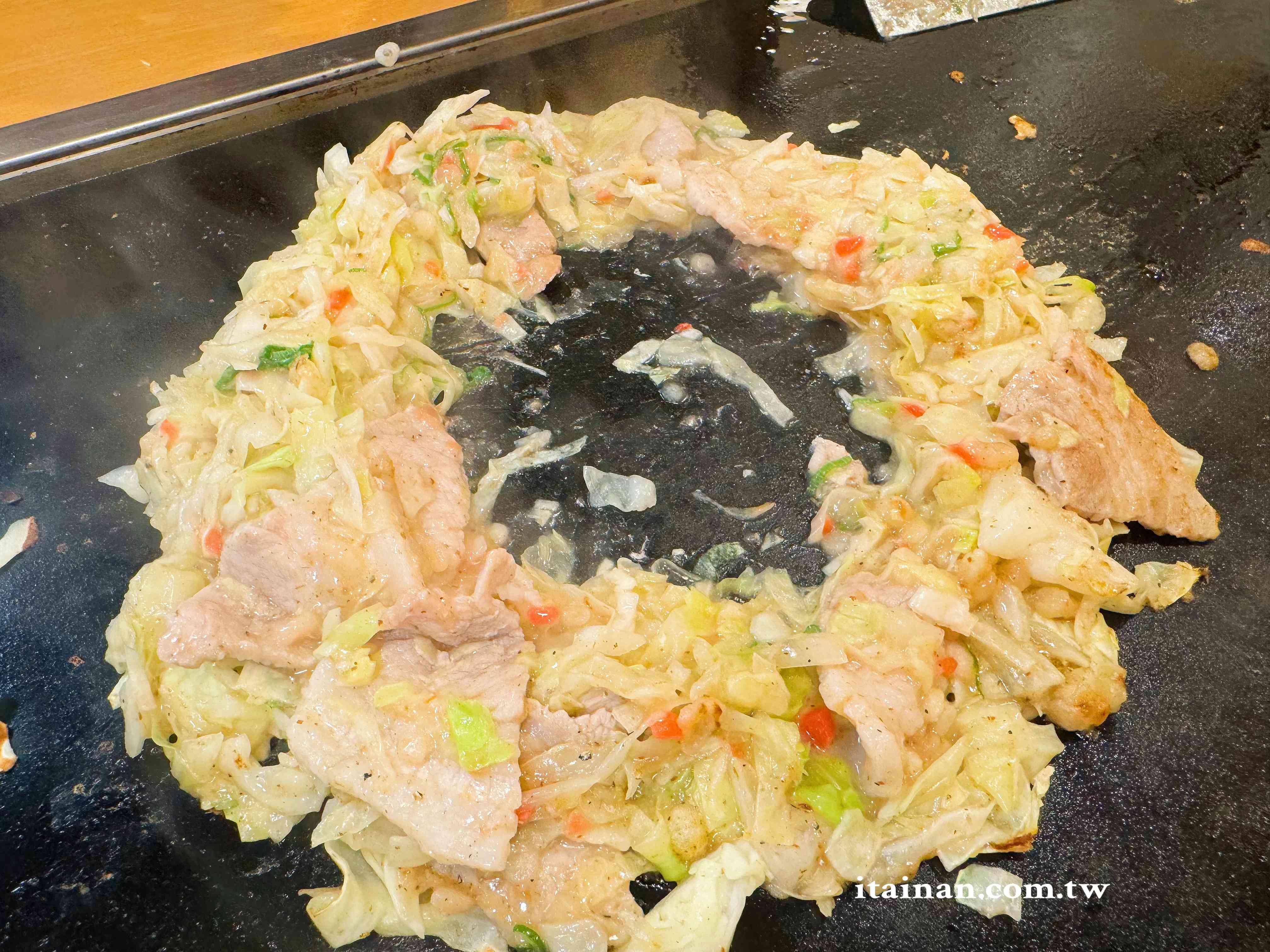 【大阪美食推薦】一次玩味大阪粉物文化~串炸＋文字燒一次滿足，還能自己 DIY 真有趣「新世界串かつ・大阪もんじゃ焼 初代エビス」