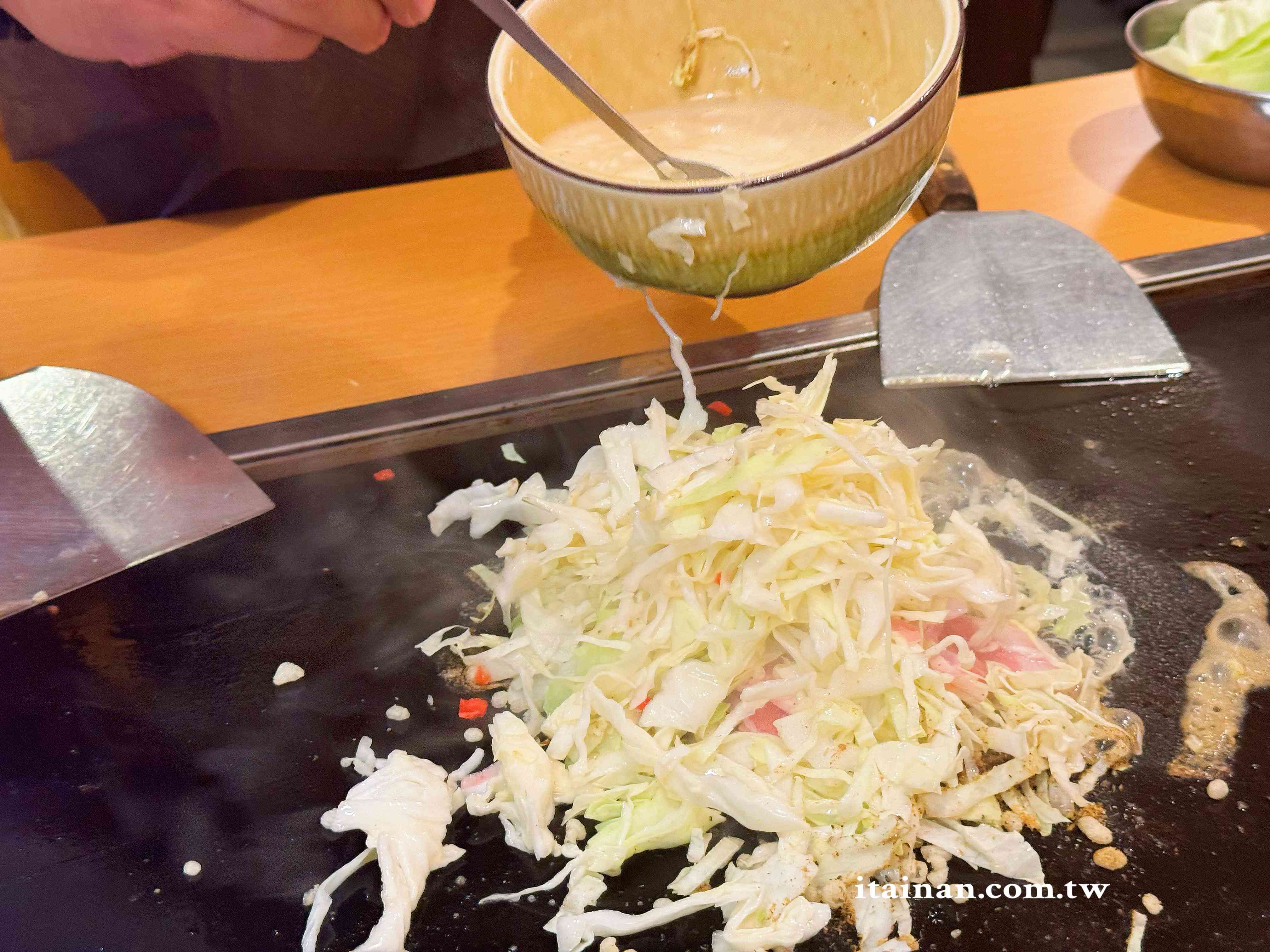 【大阪美食推薦】一次玩味大阪粉物文化~串炸＋文字燒一次滿足，還能自己 DIY 真有趣「新世界串かつ・大阪もんじゃ焼 初代エビス」