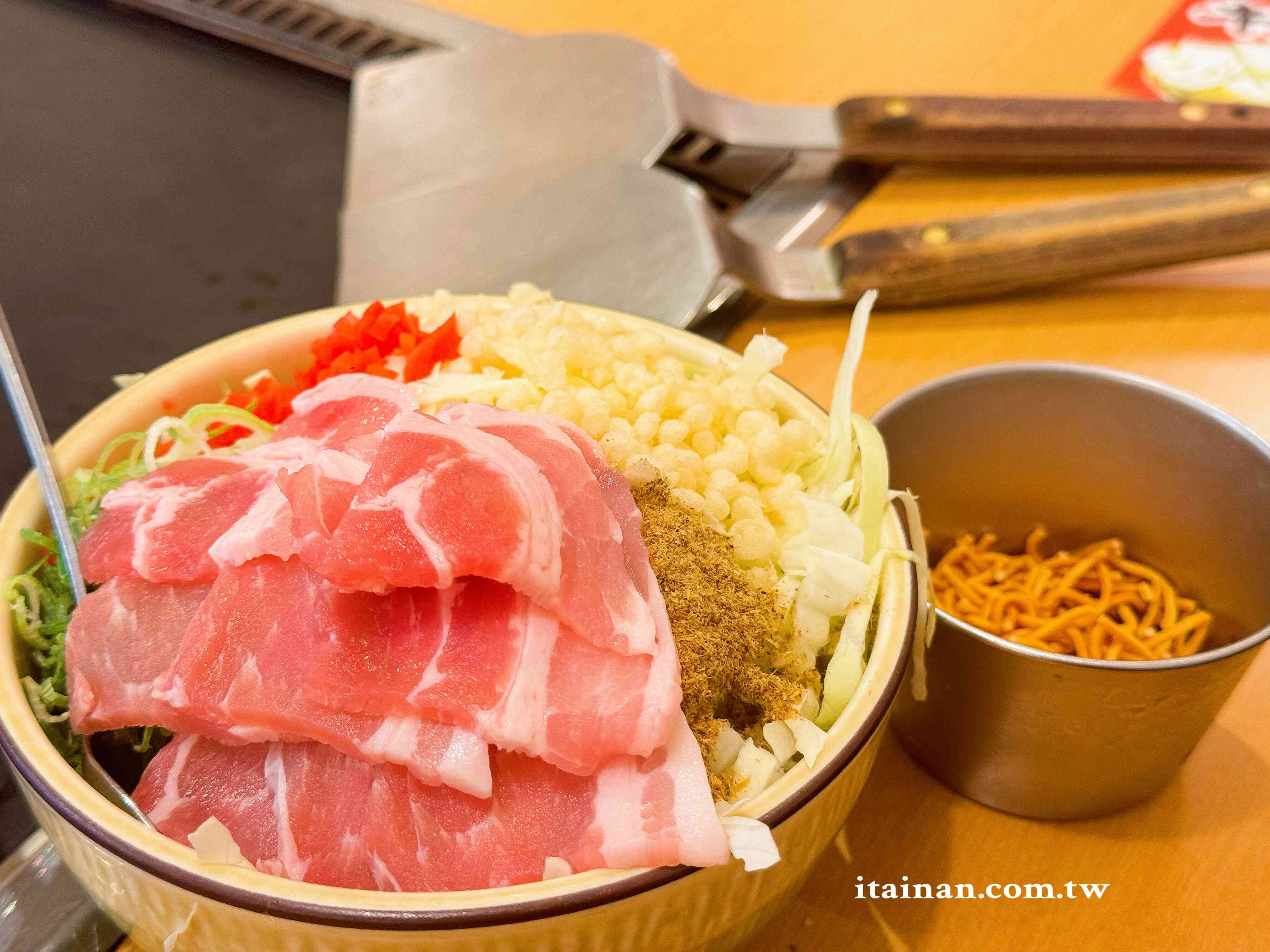 【大阪美食推薦】一次玩味大阪粉物文化~串炸+文字燒一次滿足,還能自己 DIY 真有趣「新世界串かつ・大阪もんじゃ焼 初代エビス」 【大阪美食推薦】一次玩味大阪粉物文化~串炸+文字燒一次滿足,還能自己 DIY 真有趣「新世界串かつ・大阪もんじゃ焼 初代エビス」