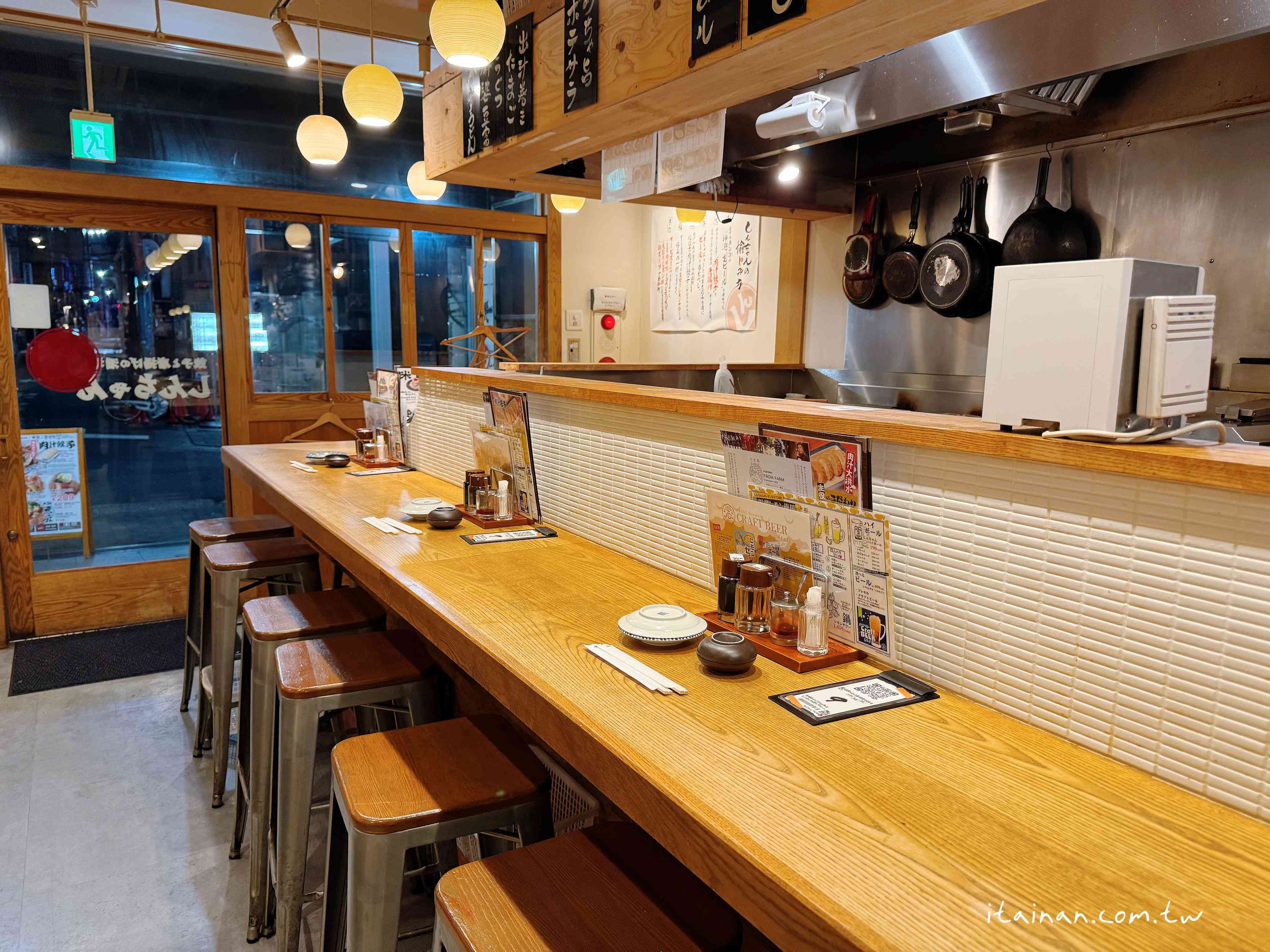 大阪心齋橋這家居酒屋太狂！每晚大排隊~主打的肉汁洪水餃子，一咬大噴汁!大鍋燉菜紅燒五花肉跟唐揚炸雞一吃就愛上 「餃子と唐揚げの酒場。しんちゃん アメ村店」