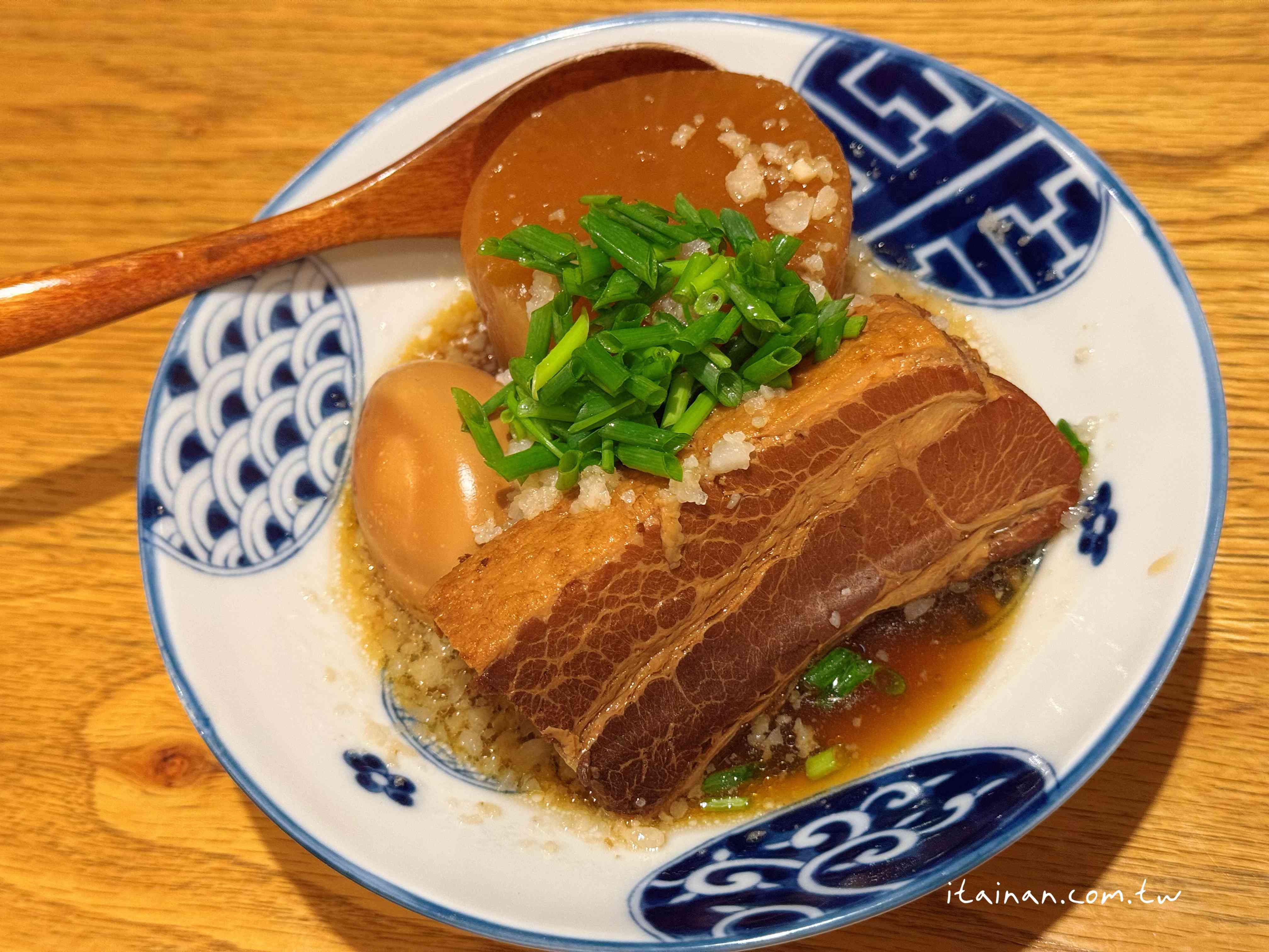 大阪心齋橋這家居酒屋太狂！每晚大排隊~主打的肉汁洪水餃子，一咬大噴汁!大鍋燉菜紅燒五花肉跟唐揚炸雞一吃就愛上 「餃子と唐揚げの酒場。しんちゃん アメ村店」