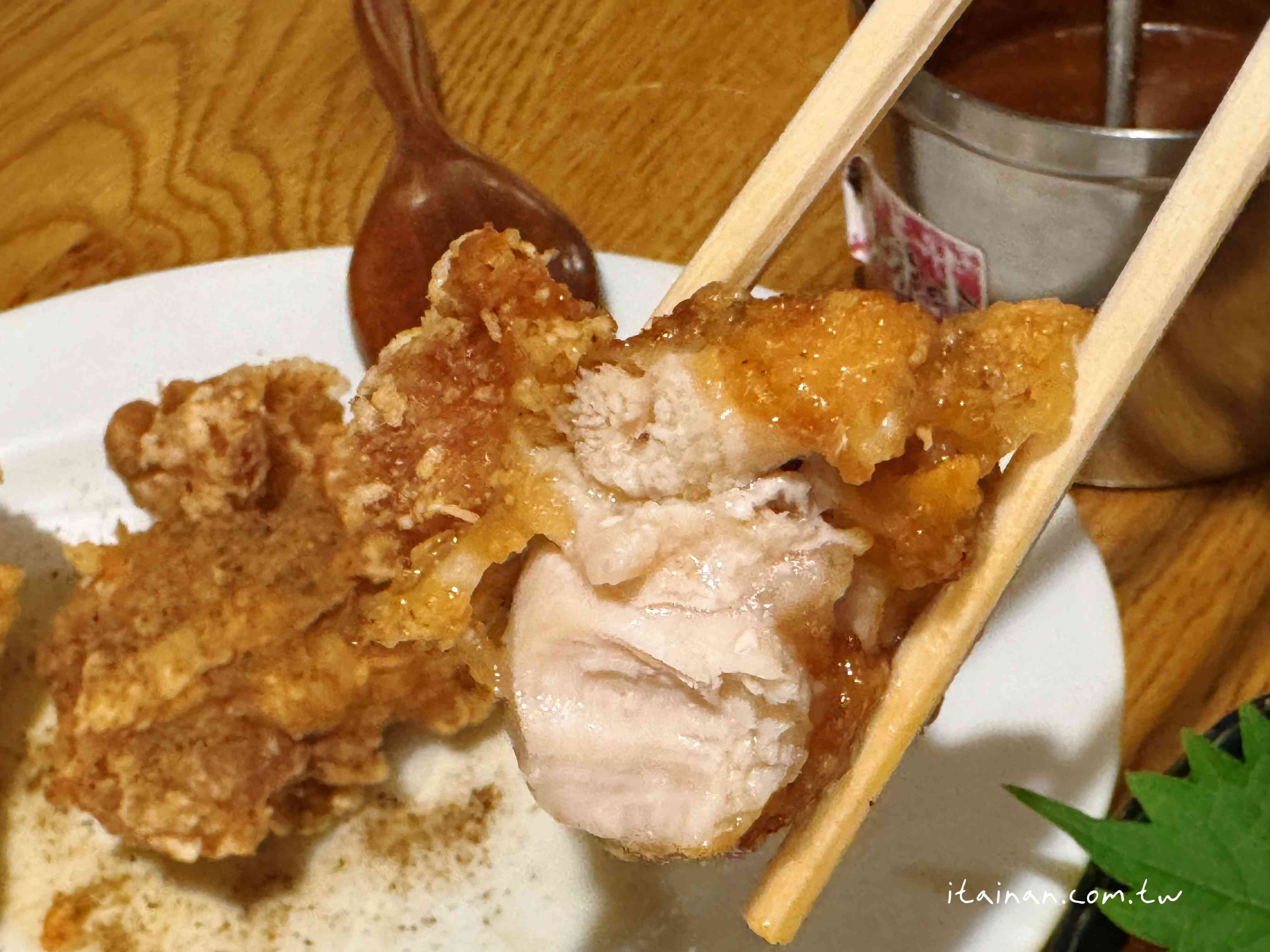 大阪心齋橋這家居酒屋太狂！每晚大排隊~主打的肉汁洪水餃子，一咬大噴汁!大鍋燉菜紅燒五花肉跟唐揚炸雞一吃就愛上 「餃子と唐揚げの酒場。しんちゃん アメ村店」