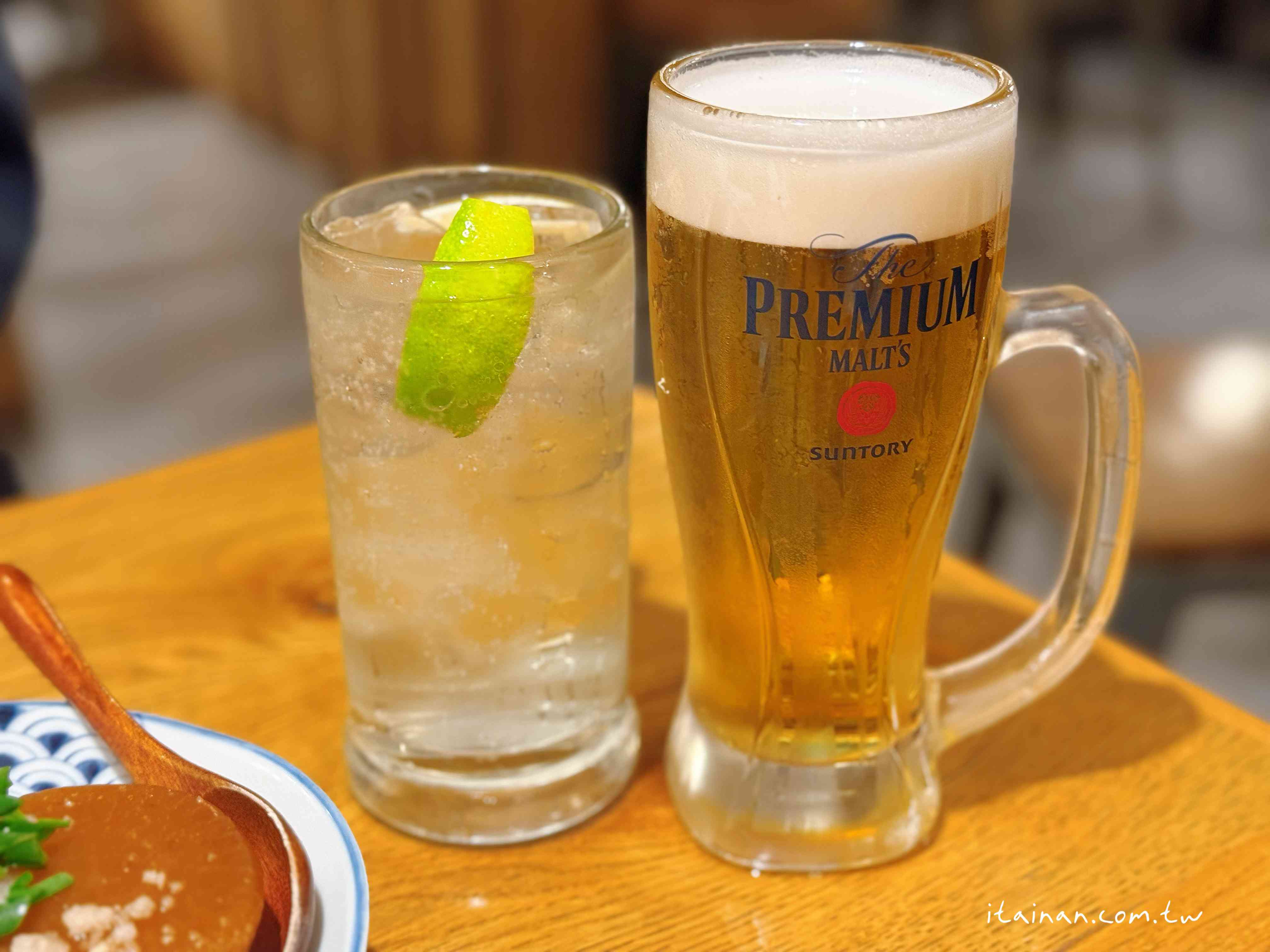 大阪心齋橋這家居酒屋太狂！每晚大排隊~主打的肉汁洪水餃子，一咬大噴汁!大鍋燉菜紅燒五花肉跟唐揚炸雞一吃就愛上 「餃子と唐揚げの酒場。しんちゃん アメ村店」