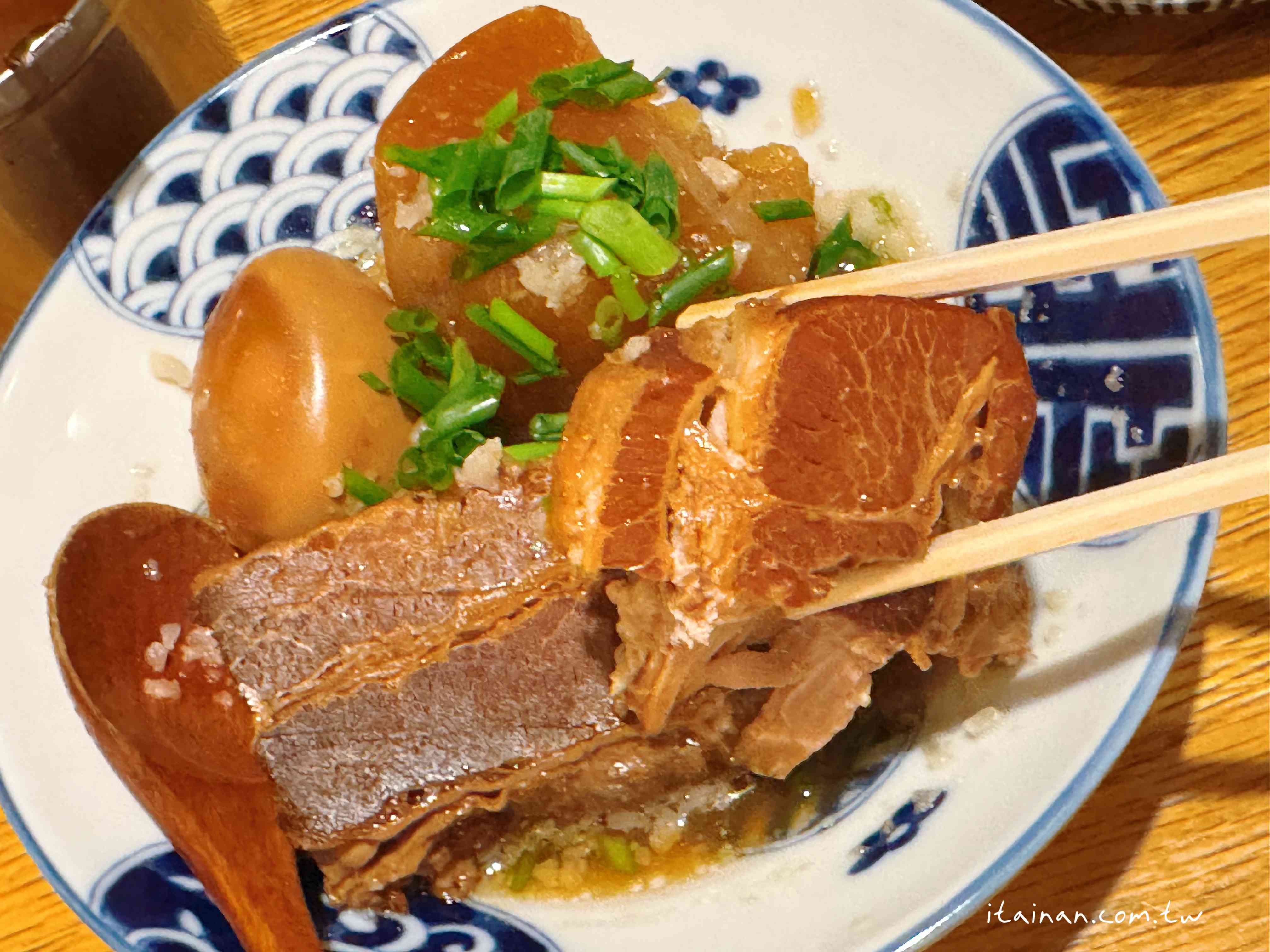 大阪心齋橋這家居酒屋太狂！每晚大排隊~主打的肉汁洪水餃子，一咬大噴汁!大鍋燉菜紅燒五花肉跟唐揚炸雞一吃就愛上 「餃子と唐揚げの酒場。しんちゃん アメ村店」