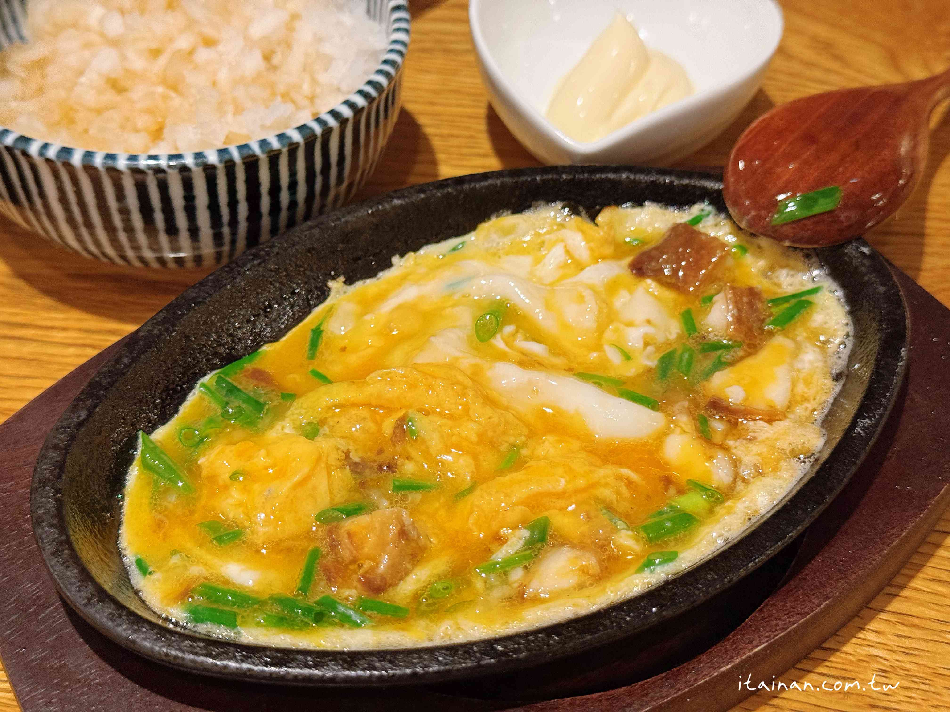 大阪心齋橋這家居酒屋太狂！每晚大排隊~主打的肉汁洪水餃子，一咬大噴汁!大鍋燉菜紅燒五花肉跟唐揚炸雞一吃就愛上 「餃子と唐揚げの酒場。しんちゃん アメ村店」