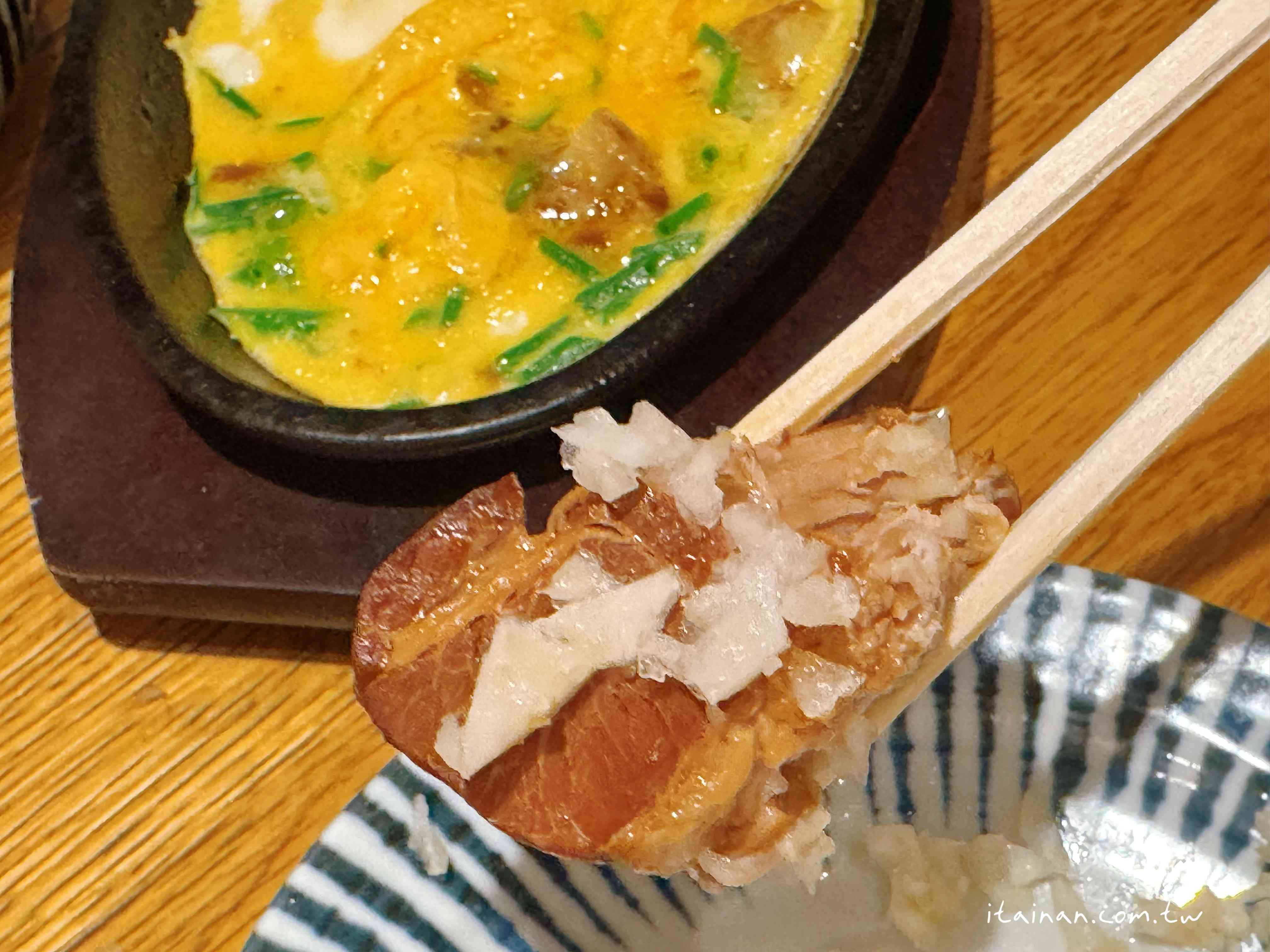 大阪心齋橋這家居酒屋太狂！每晚大排隊~主打的肉汁洪水餃子，一咬大噴汁!大鍋燉菜紅燒五花肉跟唐揚炸雞一吃就愛上 「餃子と唐揚げの酒場。しんちゃん アメ村店」