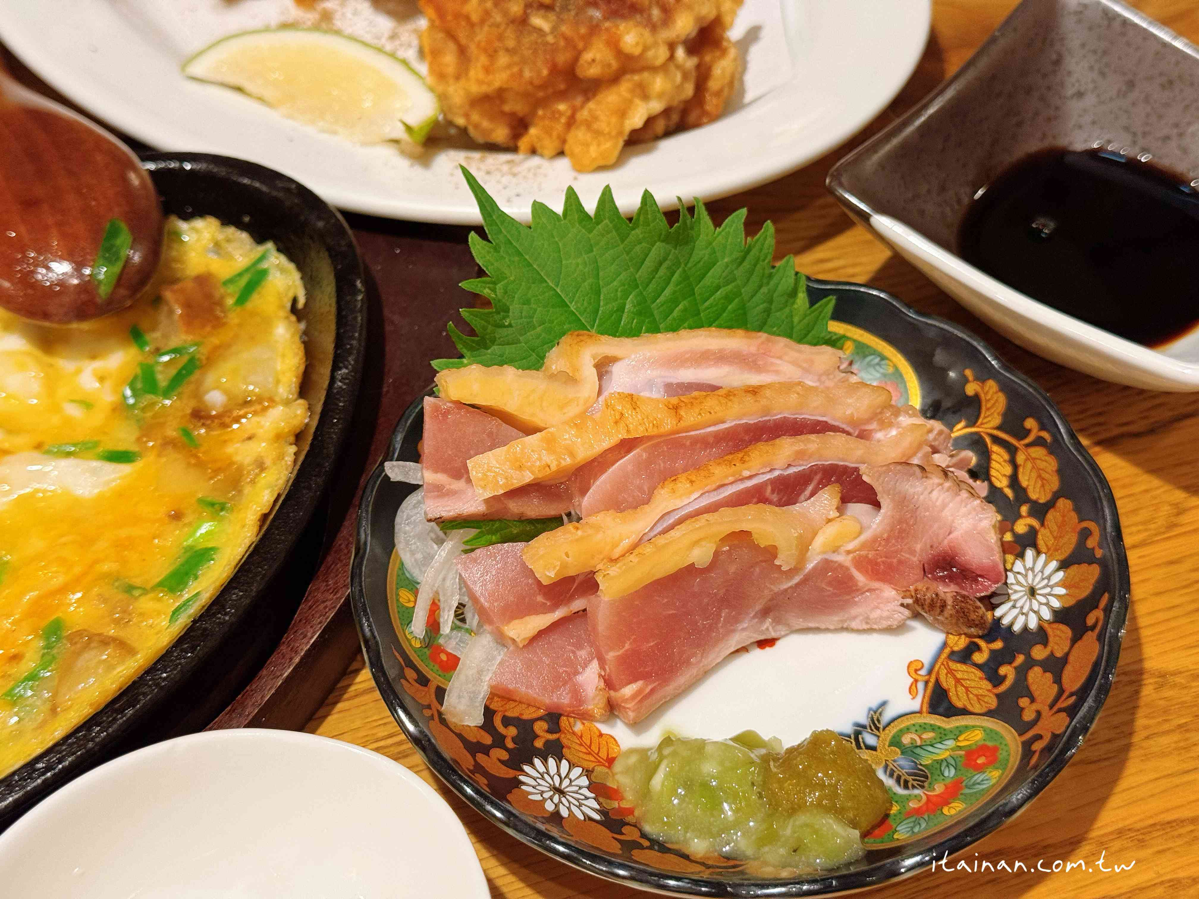 大阪心齋橋這家居酒屋太狂！每晚大排隊~主打的肉汁洪水餃子，一咬大噴汁!大鍋燉菜紅燒五花肉跟唐揚炸雞一吃就愛上 「餃子と唐揚げの酒場。しんちゃん アメ村店」