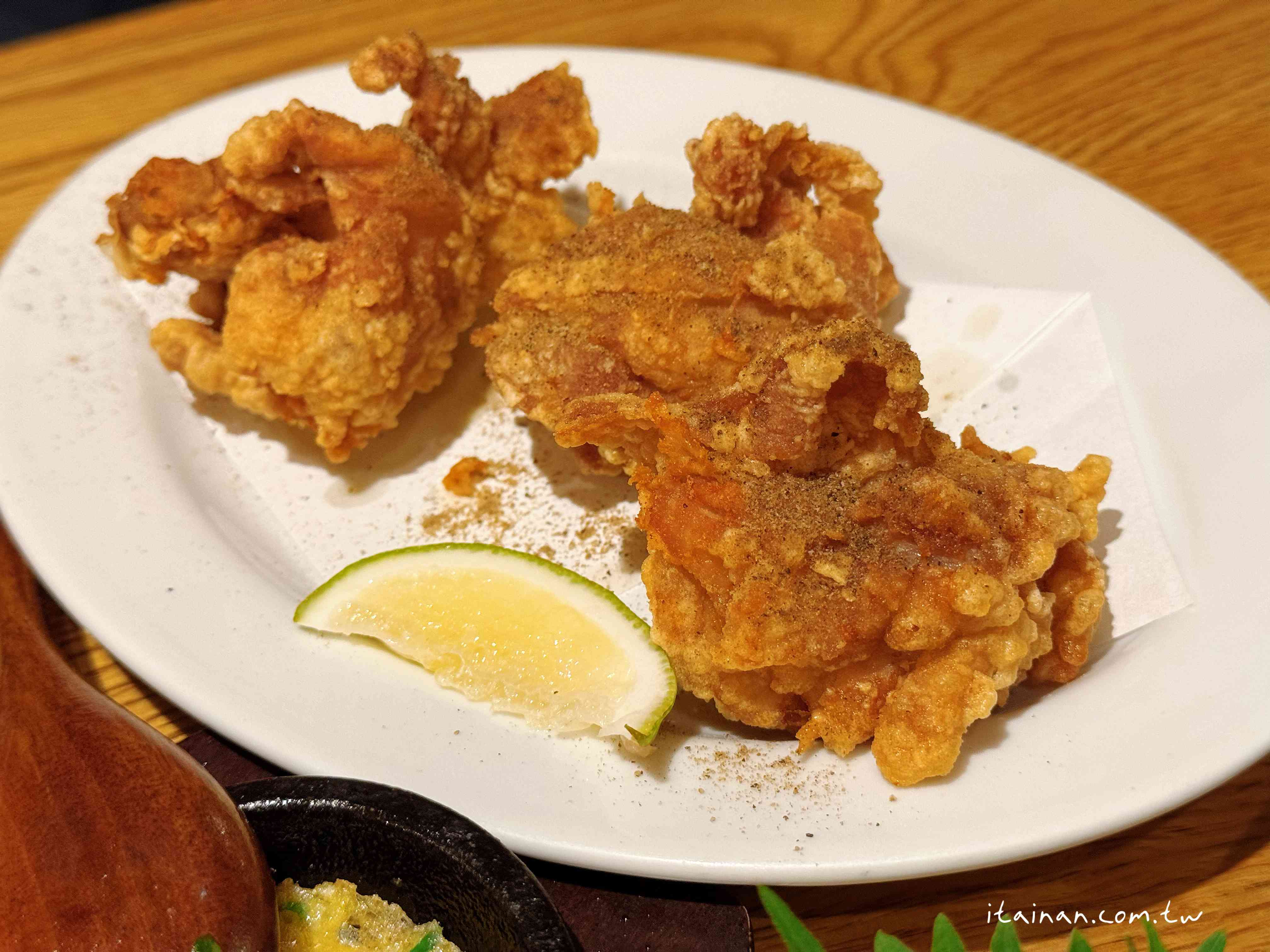 大阪心齋橋這家居酒屋太狂！每晚大排隊~主打的肉汁洪水餃子，一咬大噴汁!大鍋燉菜紅燒五花肉跟唐揚炸雞一吃就愛上 「餃子と唐揚げの酒場。しんちゃん アメ村店」