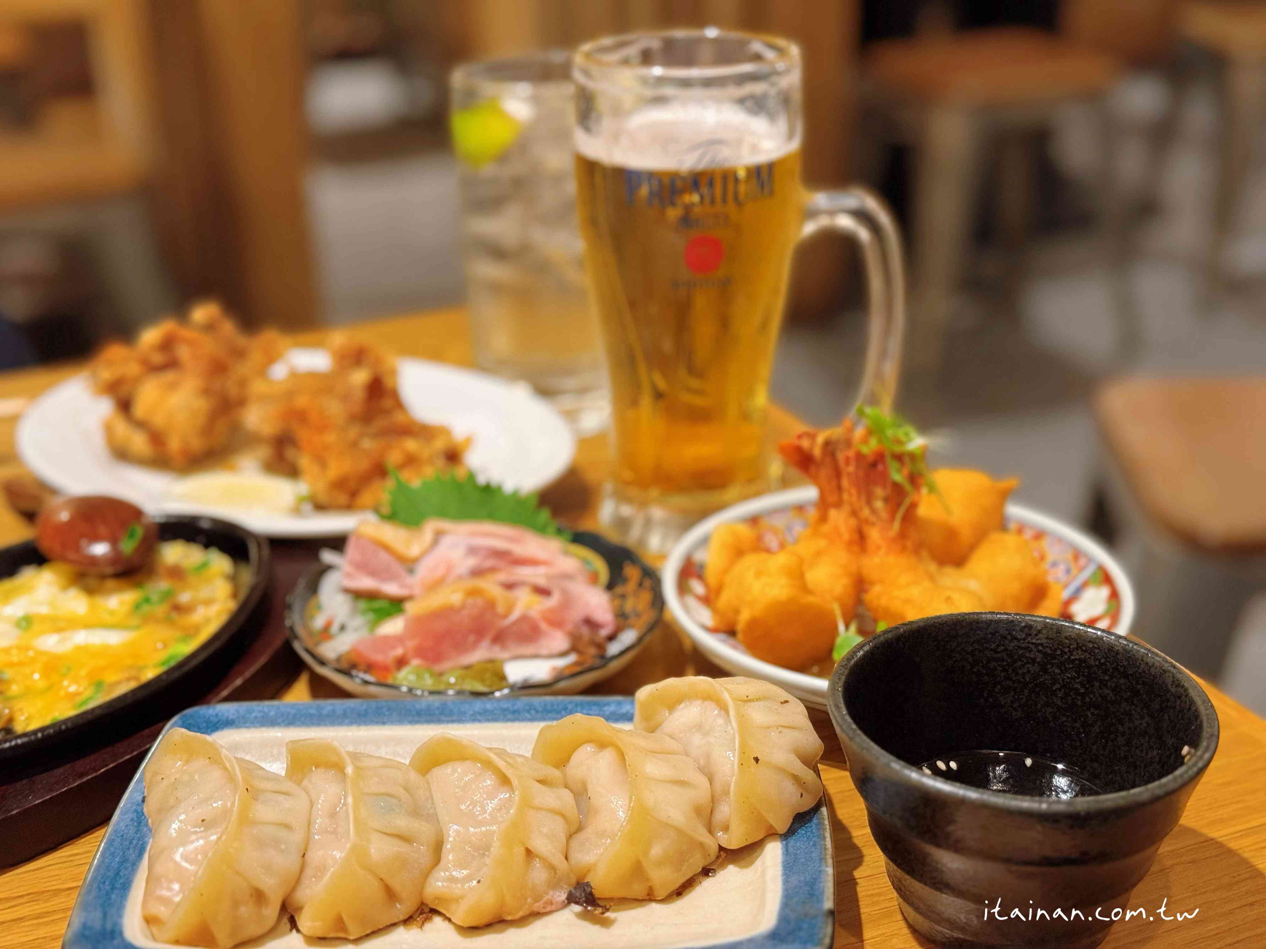 大阪心齋橋這家居酒屋太狂！每晚大排隊~主打的肉汁洪水餃子，一咬大噴汁!大鍋燉菜紅燒五花肉跟唐揚炸雞一吃就愛上 「餃子と唐揚げの酒場。しんちゃん アメ村店」