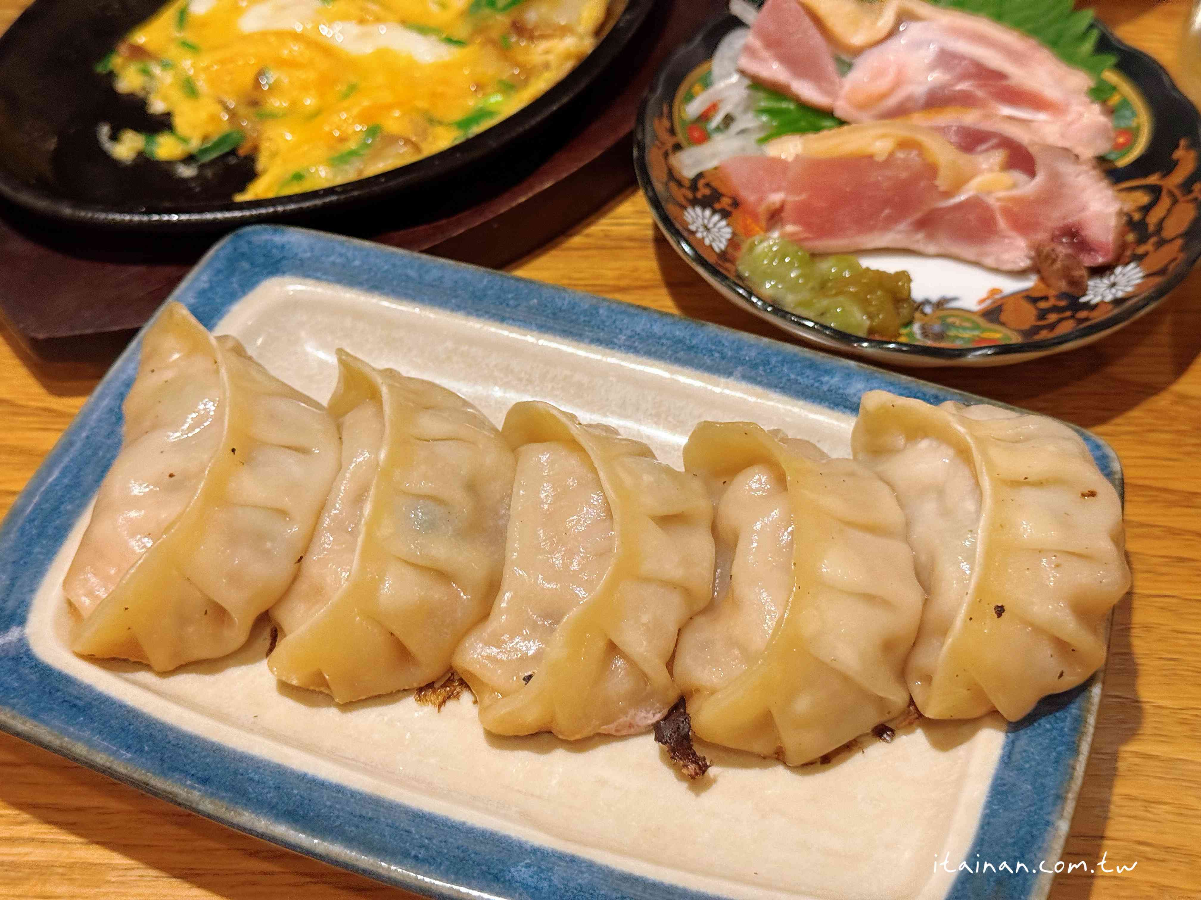 大阪心齋橋這家居酒屋太狂！每晚大排隊~主打的肉汁洪水餃子，一咬大噴汁!大鍋燉菜紅燒五花肉跟唐揚炸雞一吃就愛上 「餃子と唐揚げの酒場。しんちゃん アメ村店」