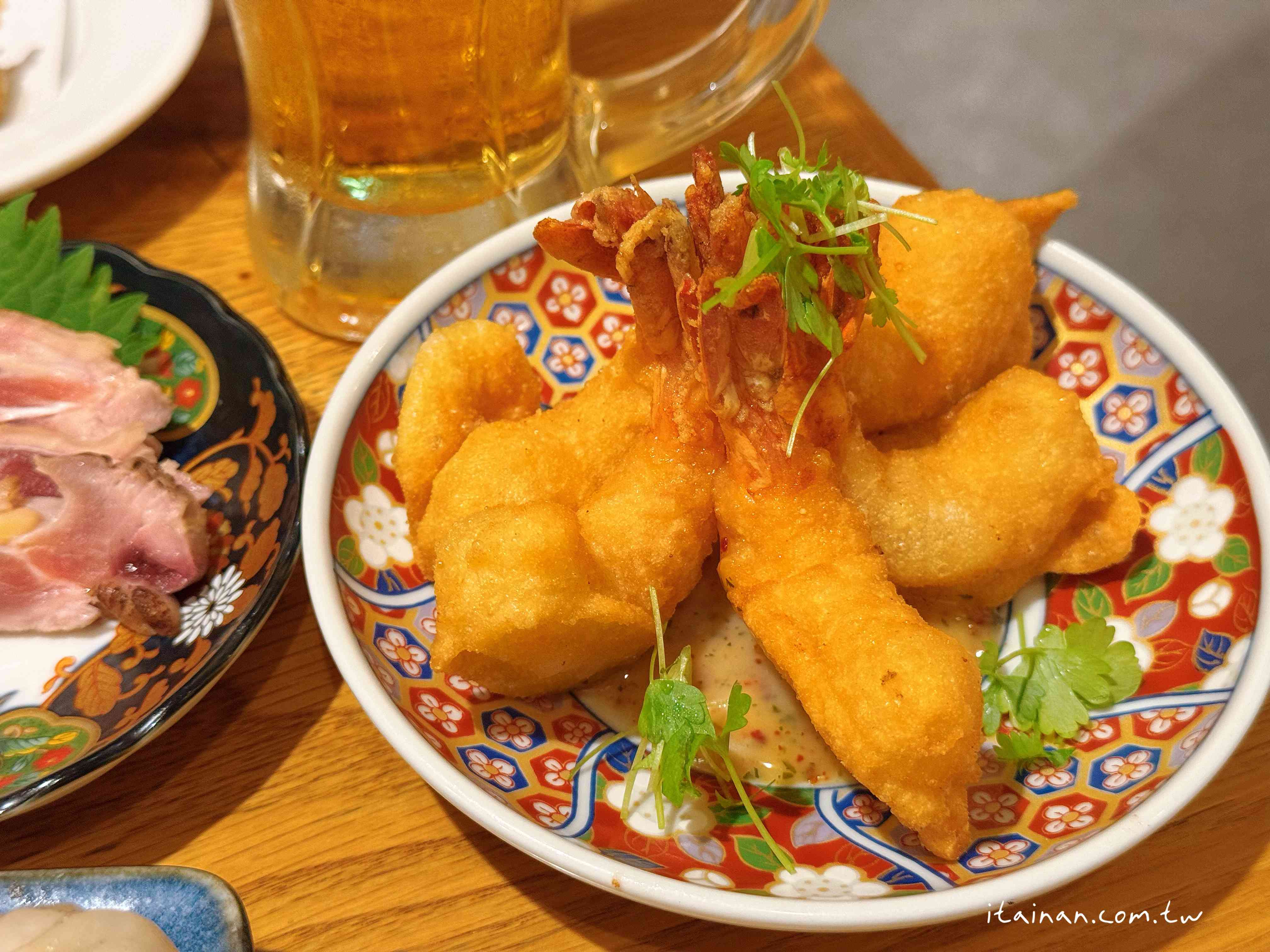 大阪心齋橋這家居酒屋太狂！每晚大排隊~主打的肉汁洪水餃子，一咬大噴汁!大鍋燉菜紅燒五花肉跟唐揚炸雞一吃就愛上 「餃子と唐揚げの酒場。しんちゃん アメ村店」