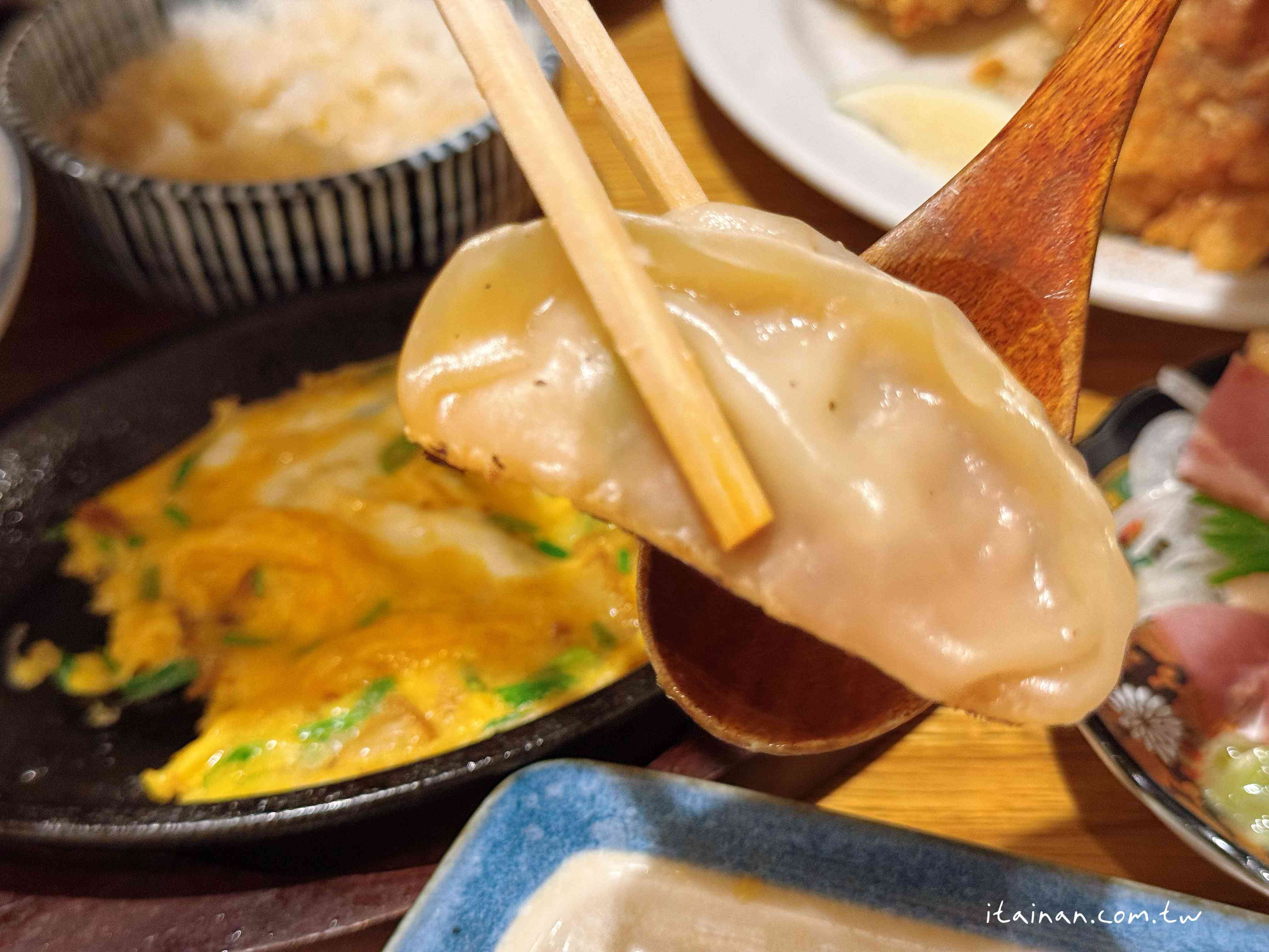 大阪心齋橋這家居酒屋太狂！每晚大排隊~主打的肉汁洪水餃子，一咬大噴汁!大鍋燉菜紅燒五花肉跟唐揚炸雞一吃就愛上 「餃子と唐揚げの酒場。しんちゃん アメ村店」