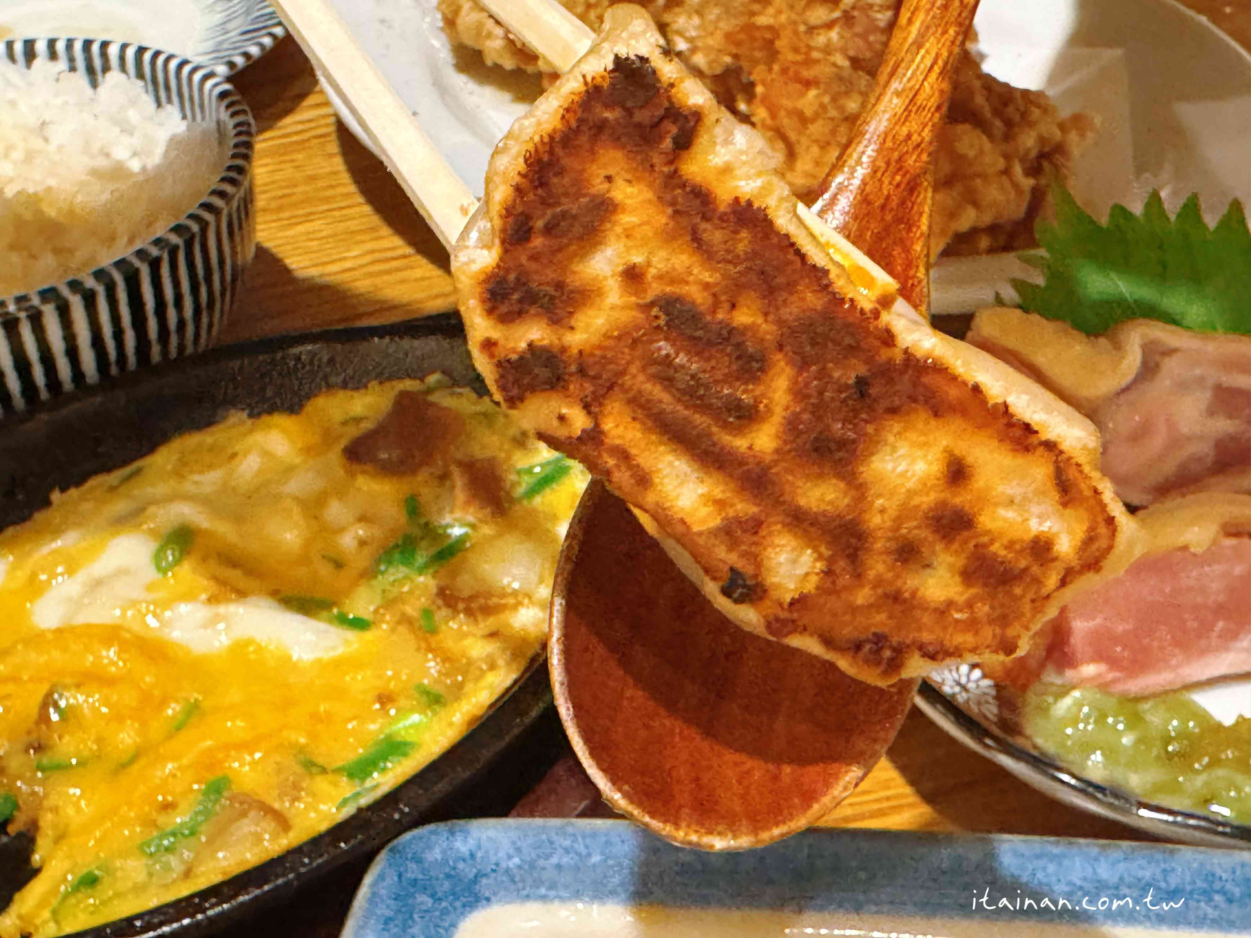 大阪心齋橋這家居酒屋太狂！每晚大排隊~主打的肉汁洪水餃子，一咬大噴汁!大鍋燉菜紅燒五花肉跟唐揚炸雞一吃就愛上 「餃子と唐揚げの酒場。しんちゃん アメ村店」