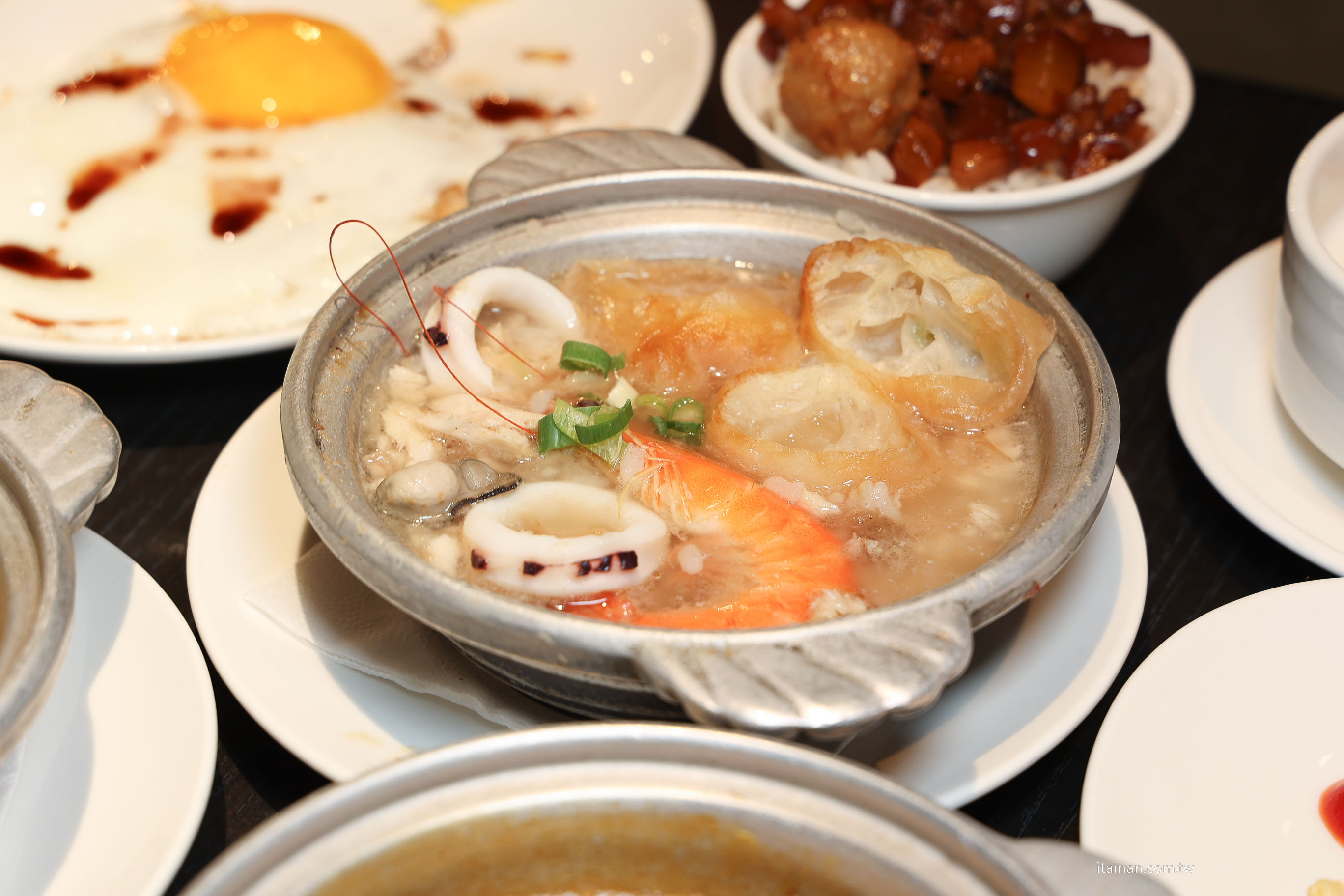 【台南吃到飽推薦】超澎湃~早餐就把台南味通通吃滿!不用排隊,現煮鹹粥、現涮牛肉湯、小卷米粉、浮水魚羹、海鮮羹、香腸熟肉、肉圓直接端上桌 !台南桂田酒店「阿力海百匯餐廳」自助式早餐 【台南吃到飽推薦】超澎湃~早餐就把台南味通通吃滿!不用排隊,現煮鹹粥、現涮牛肉湯、小卷米粉、浮水魚羹、海鮮羹、香腸熟肉、肉圓直接端上桌 !台南桂田酒店「阿力海百匯餐廳」自助式早餐