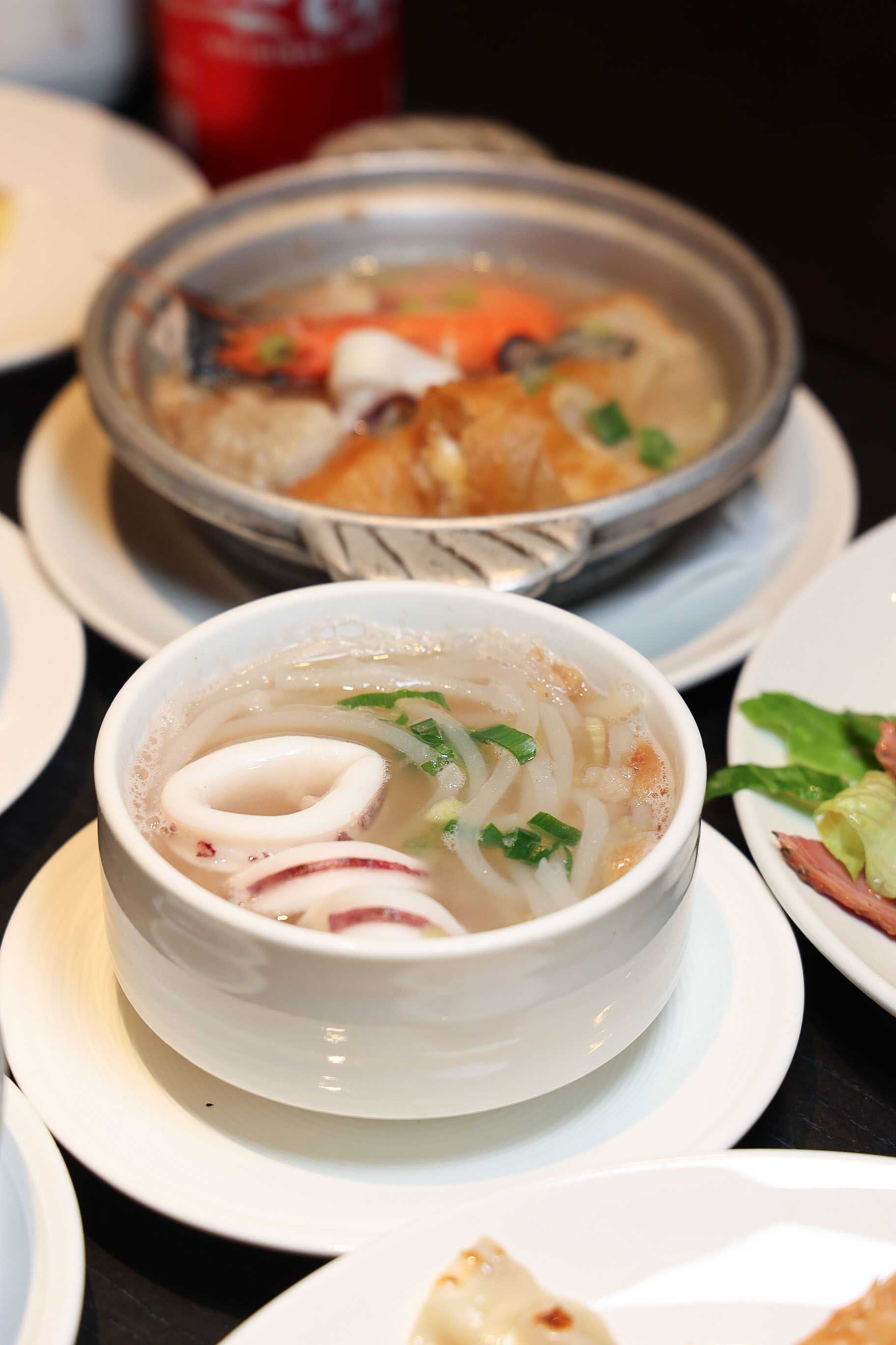 【台南吃到飽推薦】超澎湃~早餐就把台南味通通吃滿!不用排隊，現煮鹹粥、現涮牛肉湯、小卷米粉、浮水魚羹、海鮮羹、香腸熟肉、肉圓直接端上桌 !台南桂田酒店「阿力海百匯餐廳」自助式早餐