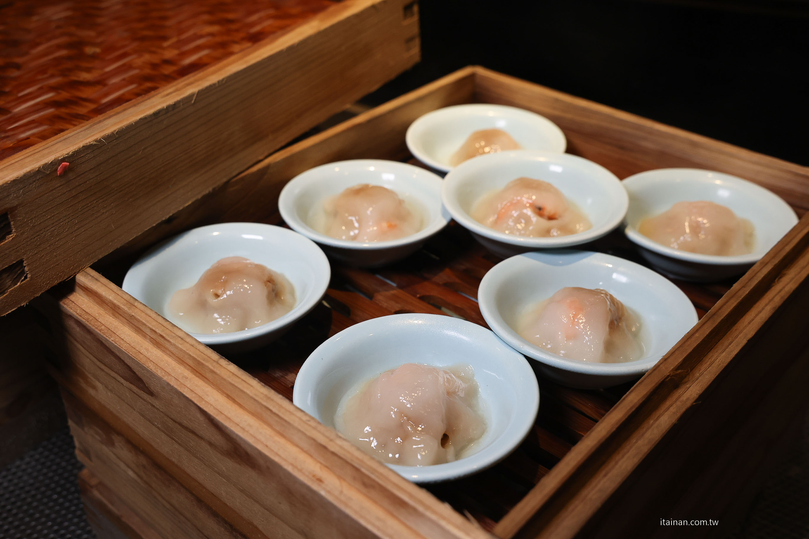 【台南吃到飽推薦】超澎湃~早餐就把台南味通通吃滿!不用排隊,現煮鹹粥、現涮牛肉湯、小卷米粉、浮水魚羹、海鮮羹、香腸熟肉、肉圓直接端上桌 !台南桂田酒店「阿力海百匯餐廳」自助式早餐 【台南吃到飽推薦】超澎湃~早餐就把台南味通通吃滿!不用排隊,現煮鹹粥、現涮牛肉湯、小卷米粉、浮水魚羹、海鮮羹、香腸熟肉、肉圓直接端上桌 !台南桂田酒店「阿力海百匯餐廳」自助式早餐