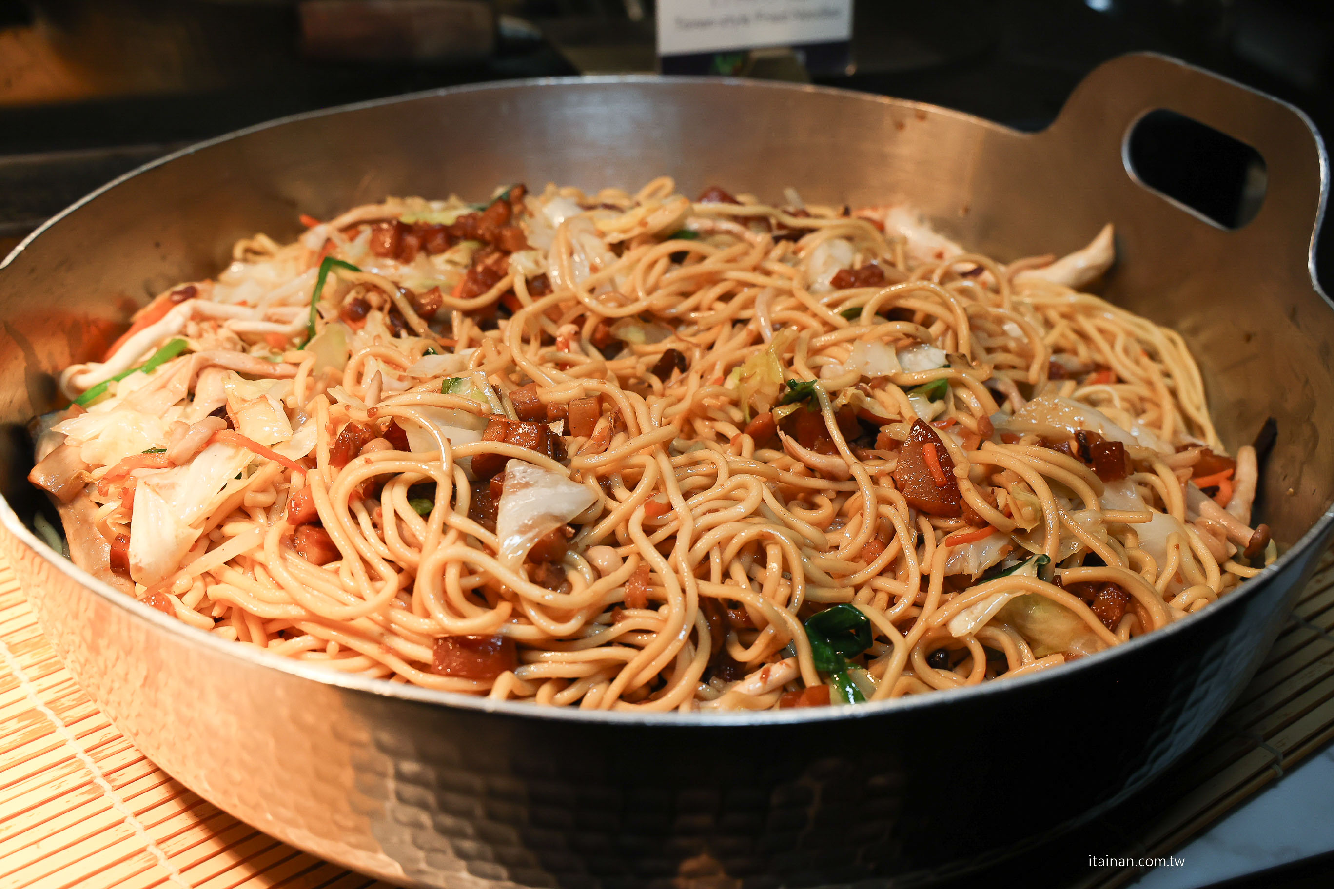 【台南吃到飽推薦】超澎湃~早餐就把台南味通通吃滿!不用排隊，現煮鹹粥、現涮牛肉湯、小卷米粉、浮水魚羹、海鮮羹、香腸熟肉、肉圓直接端上桌 !台南桂田酒店「阿力海百匯餐廳」自助式早餐