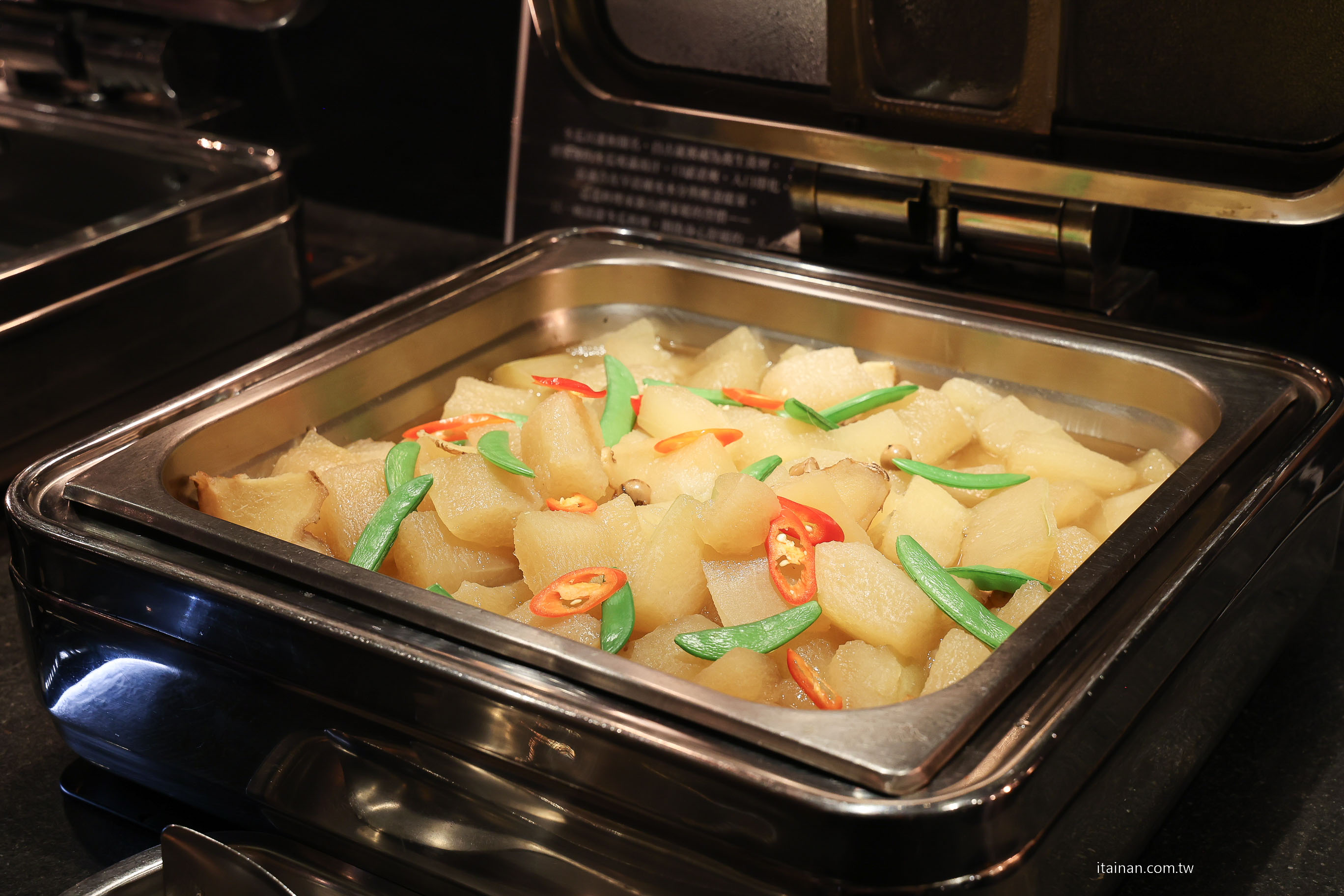 【台南吃到飽推薦】超澎湃~早餐就把台南味通通吃滿!不用排隊，現煮鹹粥、現涮牛肉湯、小卷米粉、浮水魚羹、海鮮羹、香腸熟肉、肉圓直接端上桌 !台南桂田酒店「阿力海百匯餐廳」自助式早餐