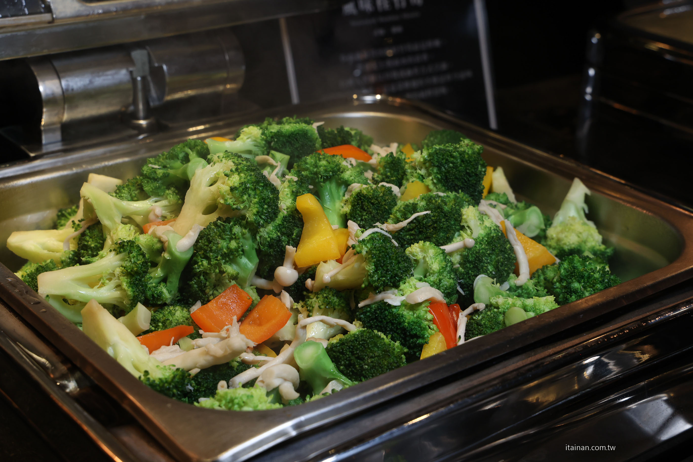 【台南吃到飽推薦】超澎湃~早餐就把台南味通通吃滿!不用排隊,現煮鹹粥、現涮牛肉湯、小卷米粉、浮水魚羹、海鮮羹、香腸熟肉、肉圓直接端上桌 !台南桂田酒店「阿力海百匯餐廳」自助式早餐 【台南吃到飽推薦】超澎湃~早餐就把台南味通通吃滿!不用排隊,現煮鹹粥、現涮牛肉湯、小卷米粉、浮水魚羹、海鮮羹、香腸熟肉、肉圓直接端上桌 !台南桂田酒店「阿力海百匯餐廳」自助式早餐