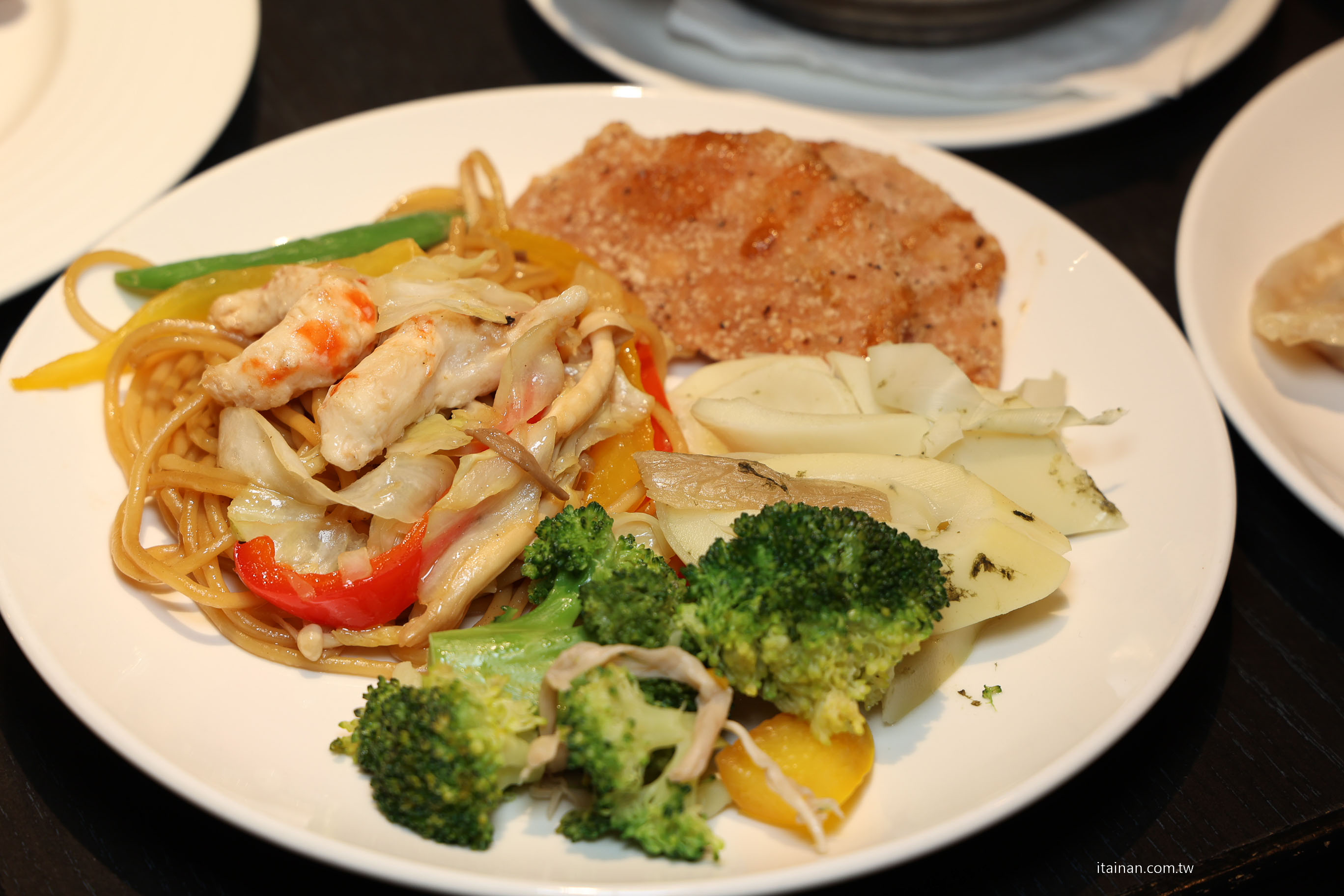 【台南吃到飽推薦】超澎湃~早餐就把台南味通通吃滿!不用排隊,現煮鹹粥、現涮牛肉湯、小卷米粉、浮水魚羹、海鮮羹、香腸熟肉、肉圓直接端上桌 !台南桂田酒店「阿力海百匯餐廳」自助式早餐 【台南吃到飽推薦】超澎湃~早餐就把台南味通通吃滿!不用排隊,現煮鹹粥、現涮牛肉湯、小卷米粉、浮水魚羹、海鮮羹、香腸熟肉、肉圓直接端上桌 !台南桂田酒店「阿力海百匯餐廳」自助式早餐