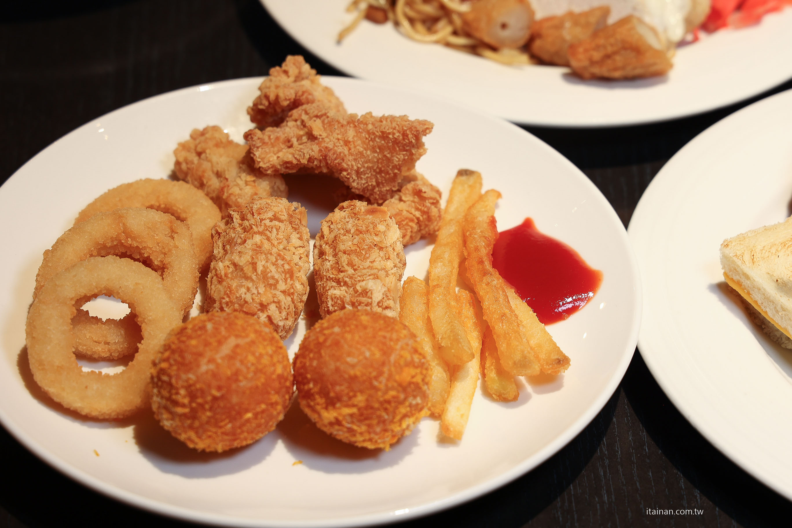 【台南吃到飽推薦】超澎湃~早餐就把台南味通通吃滿!不用排隊,現煮鹹粥、現涮牛肉湯、小卷米粉、浮水魚羹、海鮮羹、香腸熟肉、肉圓直接端上桌 !台南桂田酒店「阿力海百匯餐廳」自助式早餐 【台南吃到飽推薦】超澎湃~早餐就把台南味通通吃滿!不用排隊,現煮鹹粥、現涮牛肉湯、小卷米粉、浮水魚羹、海鮮羹、香腸熟肉、肉圓直接端上桌 !台南桂田酒店「阿力海百匯餐廳」自助式早餐