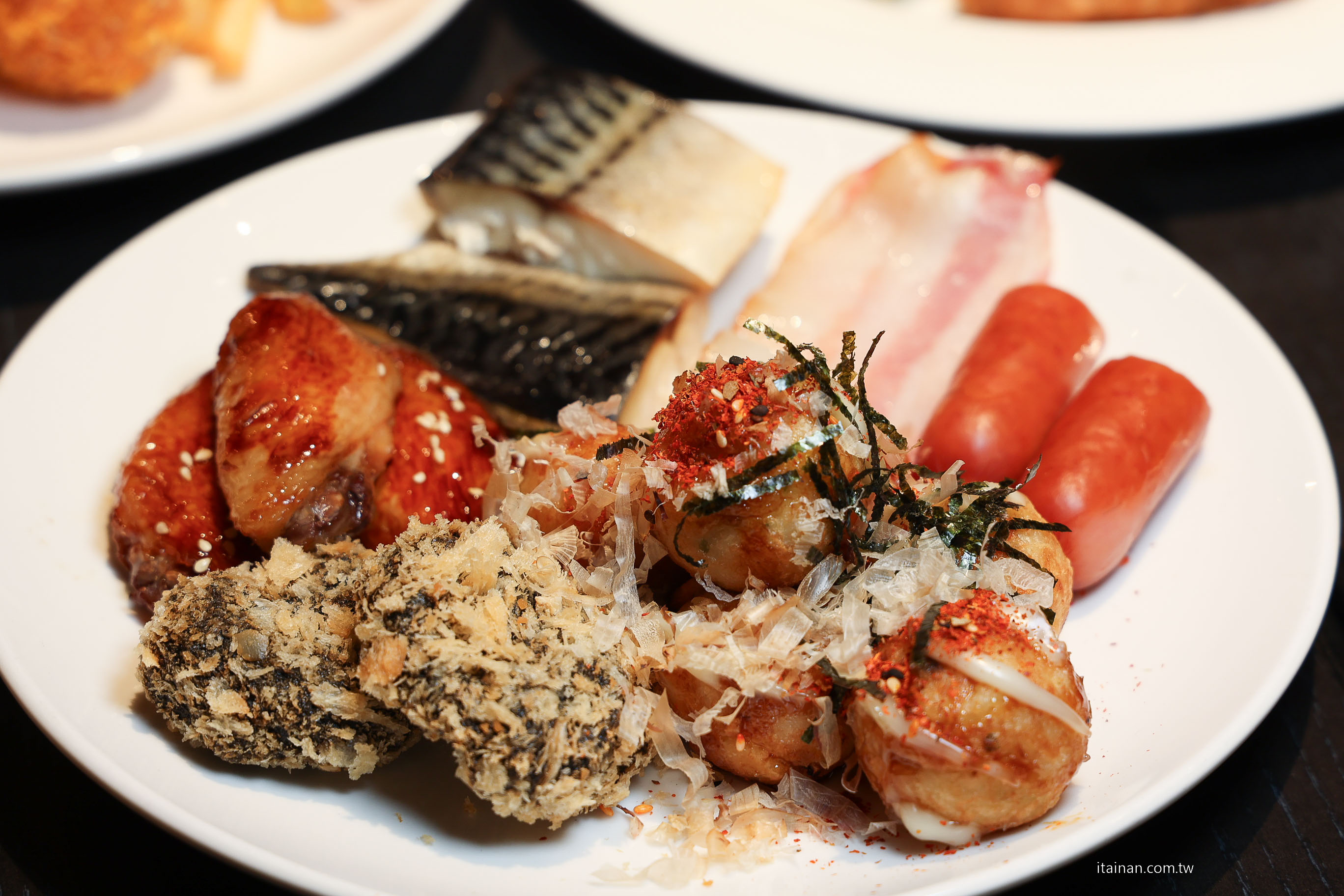 【台南吃到飽推薦】超澎湃~早餐就把台南味通通吃滿!不用排隊,現煮鹹粥、現涮牛肉湯、小卷米粉、浮水魚羹、海鮮羹、香腸熟肉、肉圓直接端上桌 !台南桂田酒店「阿力海百匯餐廳」自助式早餐 【台南吃到飽推薦】超澎湃~早餐就把台南味通通吃滿!不用排隊,現煮鹹粥、現涮牛肉湯、小卷米粉、浮水魚羹、海鮮羹、香腸熟肉、肉圓直接端上桌 !台南桂田酒店「阿力海百匯餐廳」自助式早餐