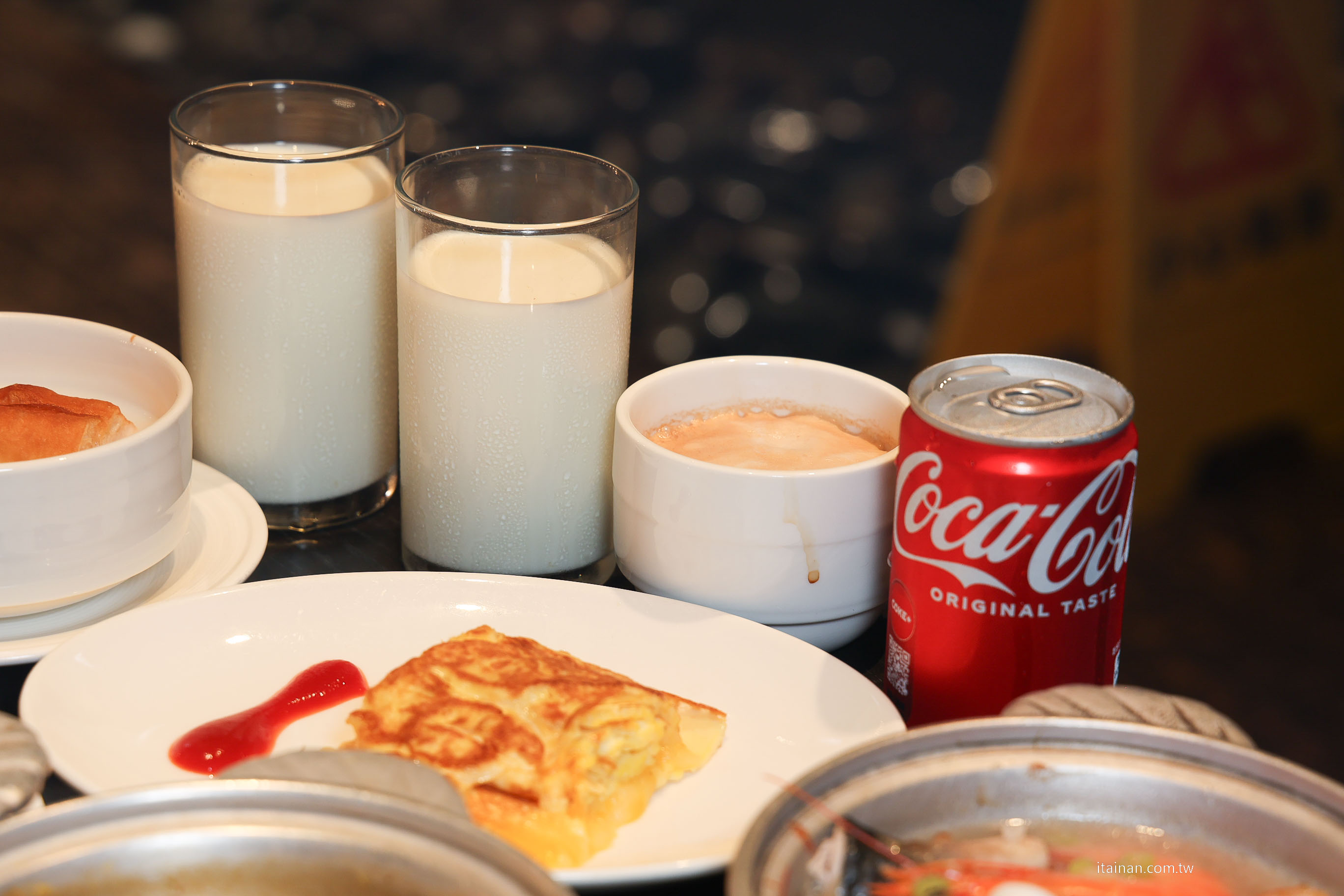 【台南吃到飽推薦】超澎湃~早餐就把台南味通通吃滿!不用排隊,現煮鹹粥、現涮牛肉湯、小卷米粉、浮水魚羹、海鮮羹、香腸熟肉、肉圓直接端上桌 !台南桂田酒店「阿力海百匯餐廳」自助式早餐 【台南吃到飽推薦】超澎湃~早餐就把台南味通通吃滿!不用排隊,現煮鹹粥、現涮牛肉湯、小卷米粉、浮水魚羹、海鮮羹、香腸熟肉、肉圓直接端上桌 !台南桂田酒店「阿力海百匯餐廳」自助式早餐