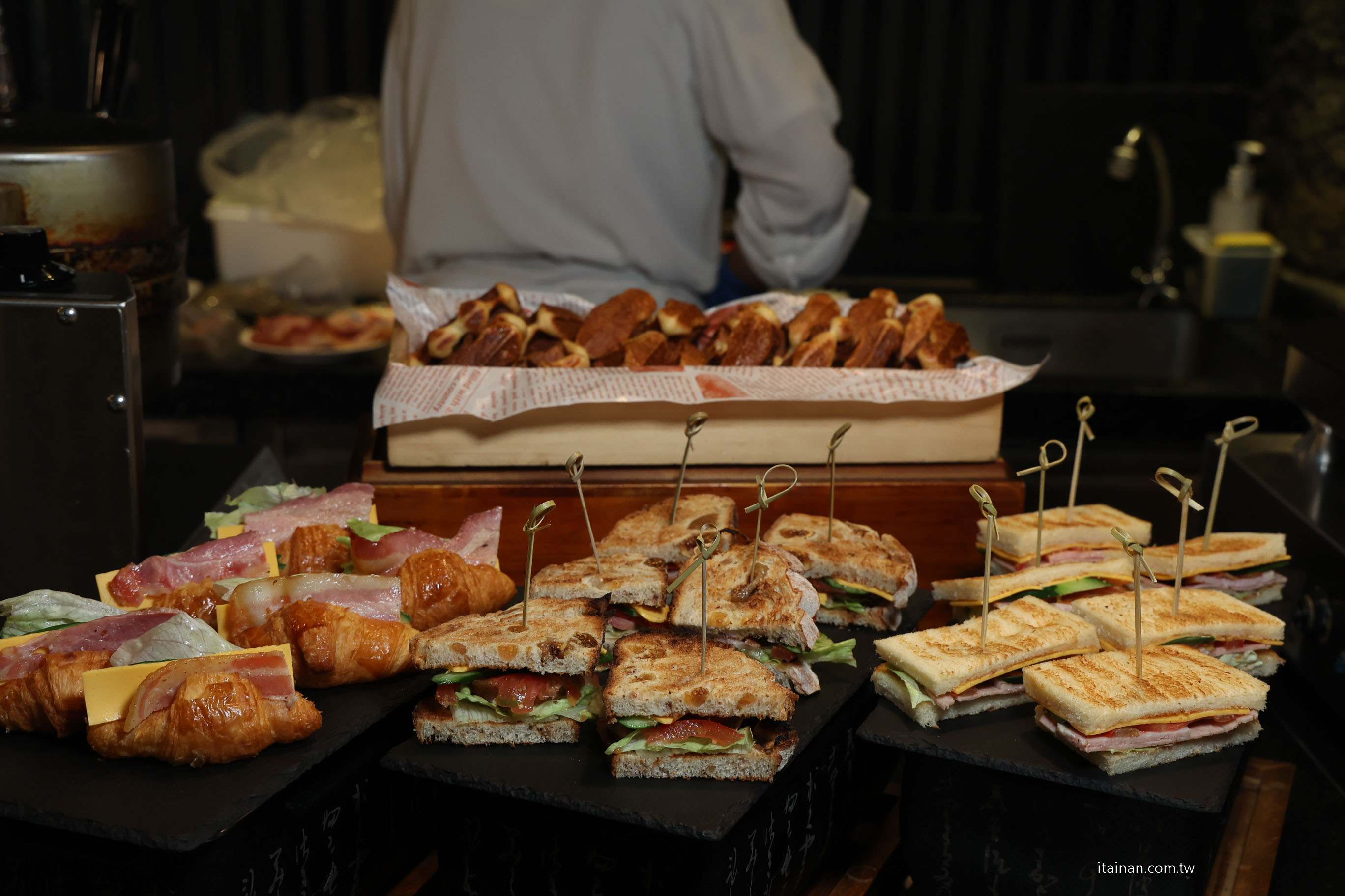 【台南吃到飽推薦】超澎湃~早餐就把台南味通通吃滿!不用排隊,現煮鹹粥、現涮牛肉湯、小卷米粉、浮水魚羹、海鮮羹、香腸熟肉、肉圓直接端上桌 !台南桂田酒店「阿力海百匯餐廳」自助式早餐 【台南吃到飽推薦】超澎湃~早餐就把台南味通通吃滿!不用排隊,現煮鹹粥、現涮牛肉湯、小卷米粉、浮水魚羹、海鮮羹、香腸熟肉、肉圓直接端上桌 !台南桂田酒店「阿力海百匯餐廳」自助式早餐