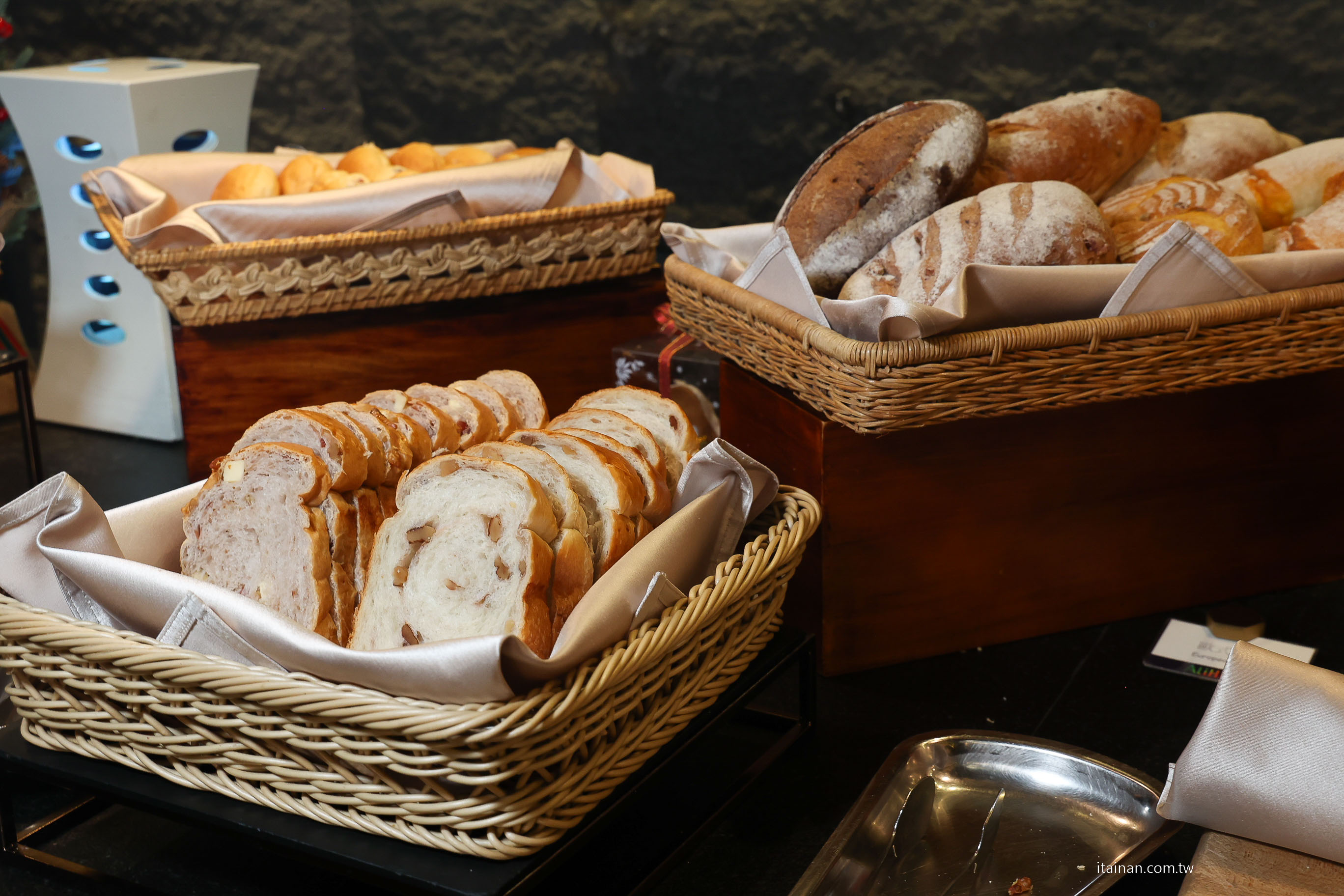 【台南吃到飽推薦】超澎湃~早餐就把台南味通通吃滿!不用排隊，現煮鹹粥、現涮牛肉湯、小卷米粉、浮水魚羹、海鮮羹、香腸熟肉、肉圓直接端上桌 !台南桂田酒店「阿力海百匯餐廳」自助式早餐