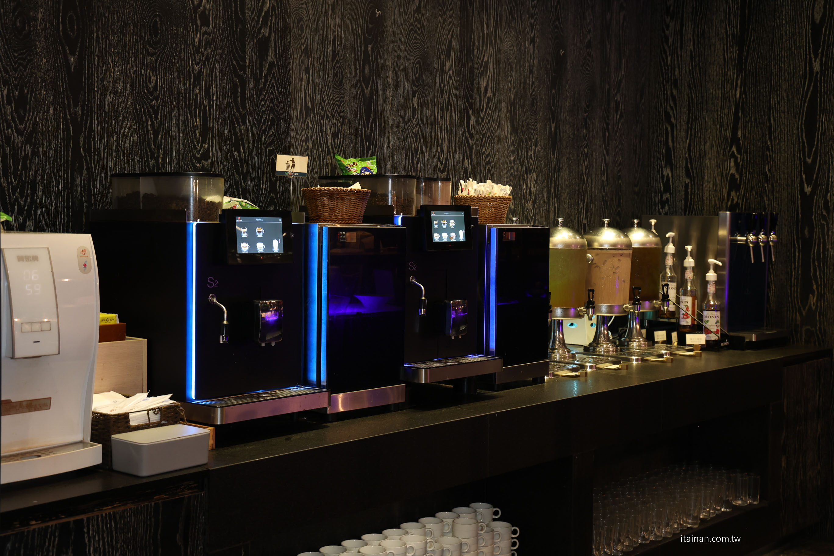 【台南吃到飽推薦】超澎湃~早餐就把台南味通通吃滿!不用排隊,現煮鹹粥、現涮牛肉湯、小卷米粉、浮水魚羹、海鮮羹、香腸熟肉、肉圓直接端上桌 !台南桂田酒店「阿力海百匯餐廳」自助式早餐 【台南吃到飽推薦】超澎湃~早餐就把台南味通通吃滿!不用排隊,現煮鹹粥、現涮牛肉湯、小卷米粉、浮水魚羹、海鮮羹、香腸熟肉、肉圓直接端上桌 !台南桂田酒店「阿力海百匯餐廳」自助式早餐