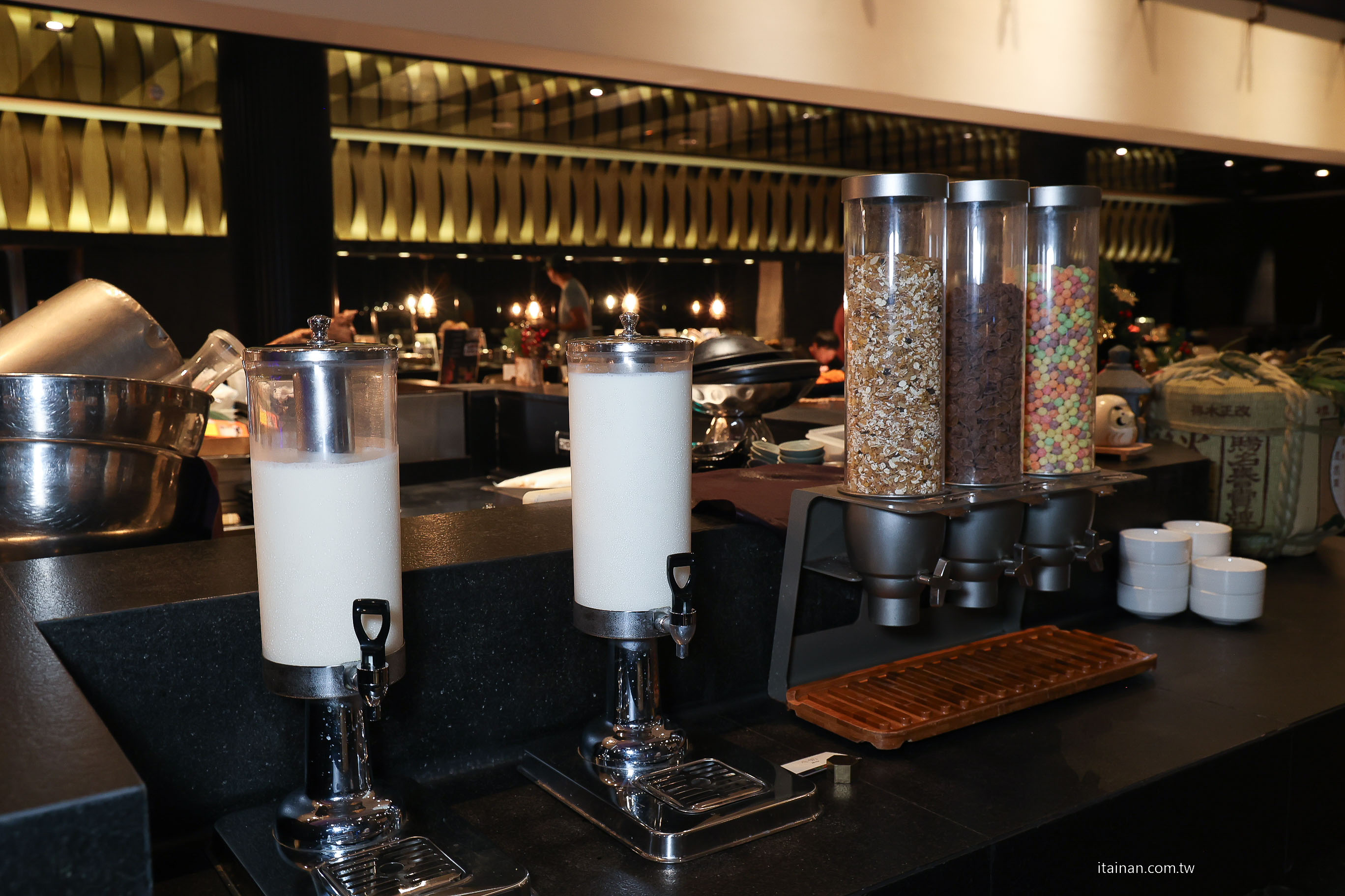 【台南吃到飽推薦】超澎湃~早餐就把台南味通通吃滿!不用排隊,現煮鹹粥、現涮牛肉湯、小卷米粉、浮水魚羹、海鮮羹、香腸熟肉、肉圓直接端上桌 !台南桂田酒店「阿力海百匯餐廳」自助式早餐 【台南吃到飽推薦】超澎湃~早餐就把台南味通通吃滿!不用排隊,現煮鹹粥、現涮牛肉湯、小卷米粉、浮水魚羹、海鮮羹、香腸熟肉、肉圓直接端上桌 !台南桂田酒店「阿力海百匯餐廳」自助式早餐